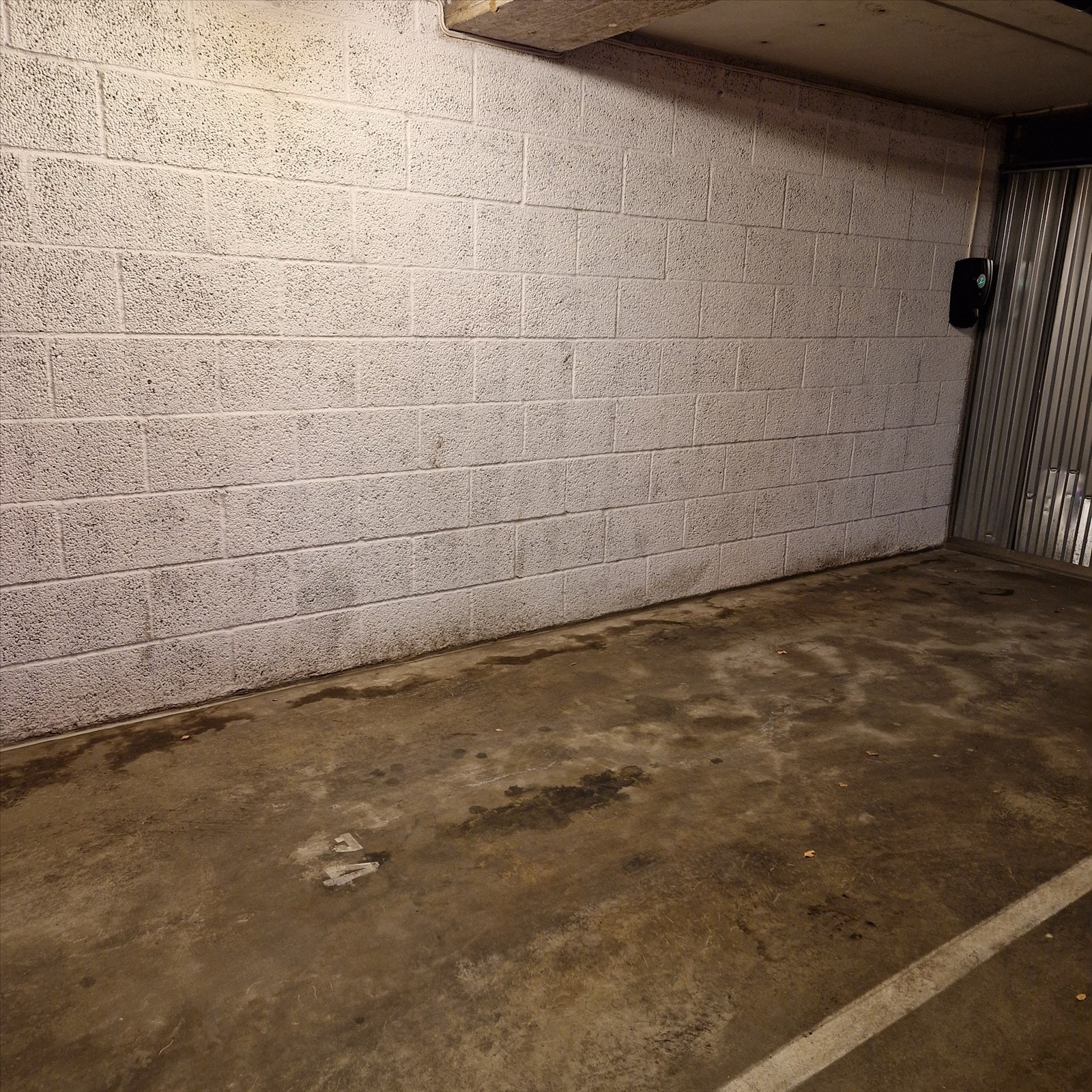 Garasjeplass med elbillader Galleribilde