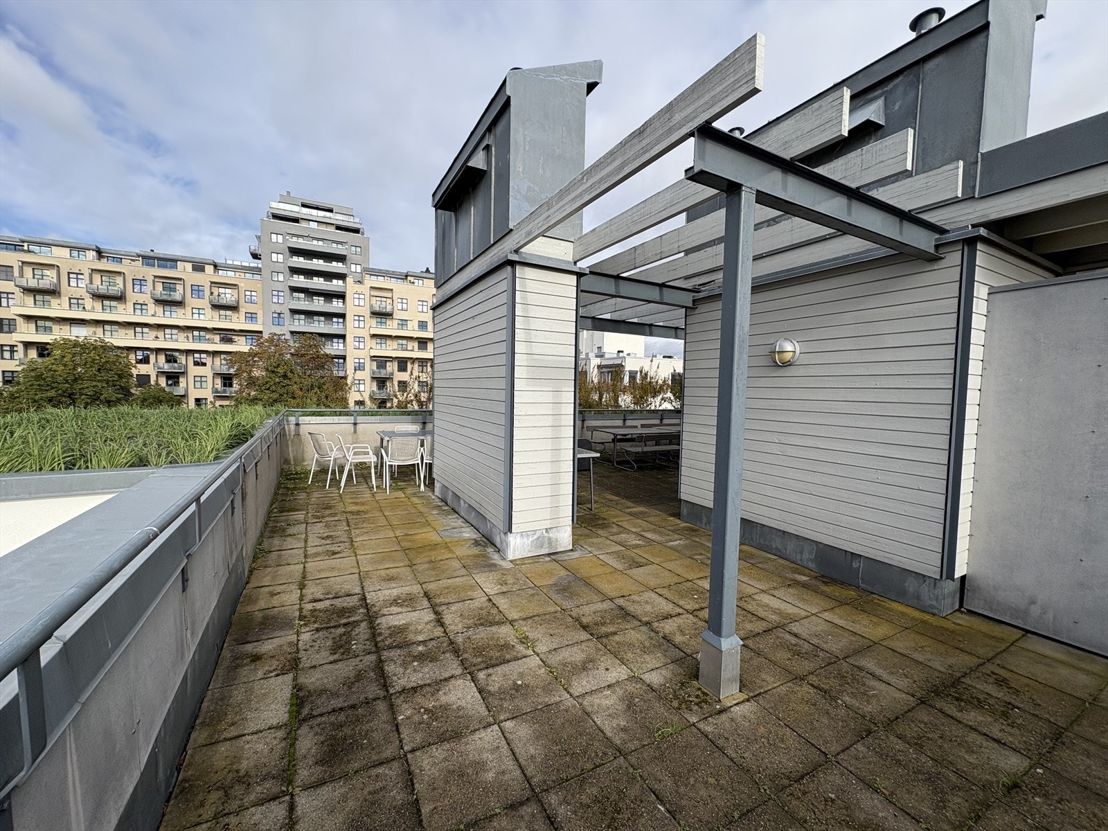 Takterrassen har god plass og fin utsikt Galleribilde