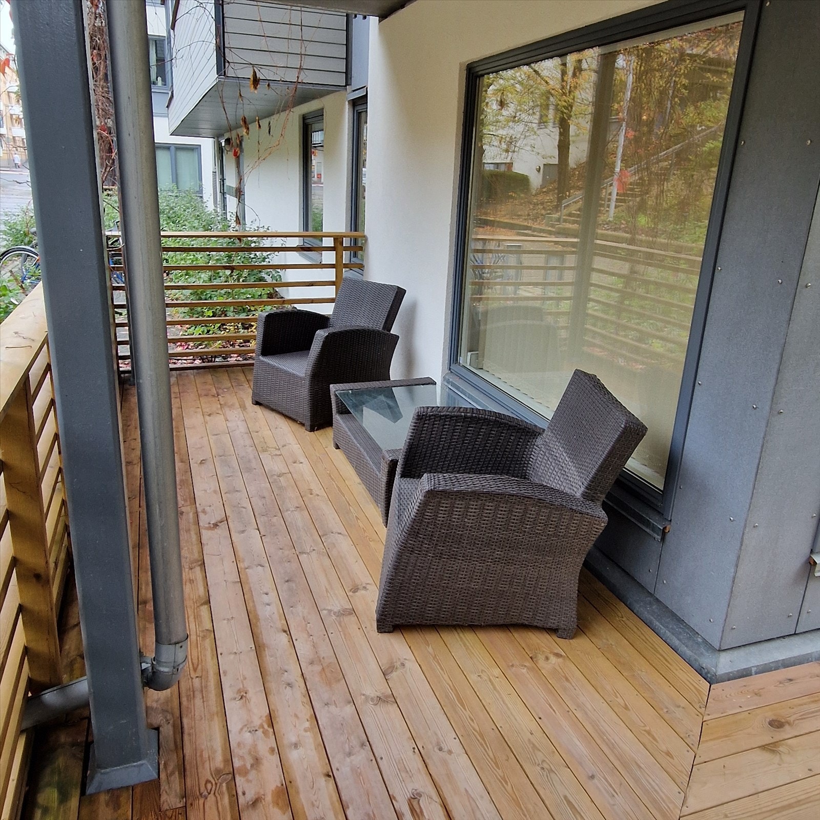 God plass til sittegruppe og spiseplass på overbygget terrasse Galleribilde