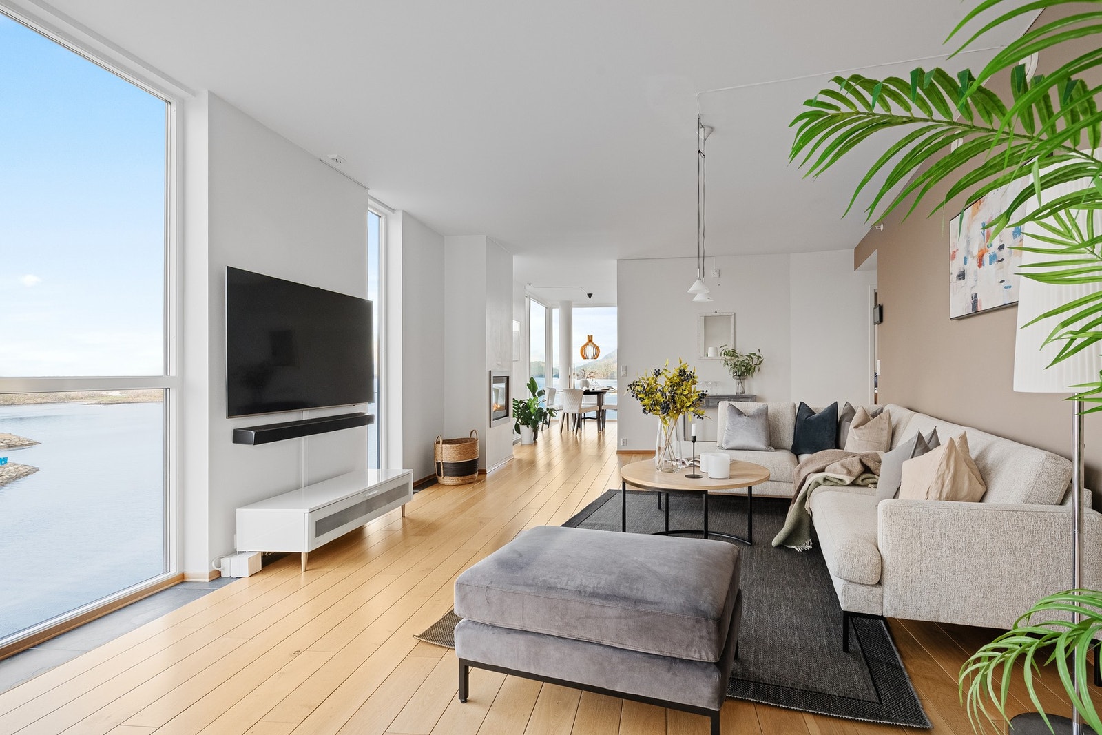 Under flisene ved vinduene er det varme som gjør at man slipper kondens på kalde dager. Galleribilde