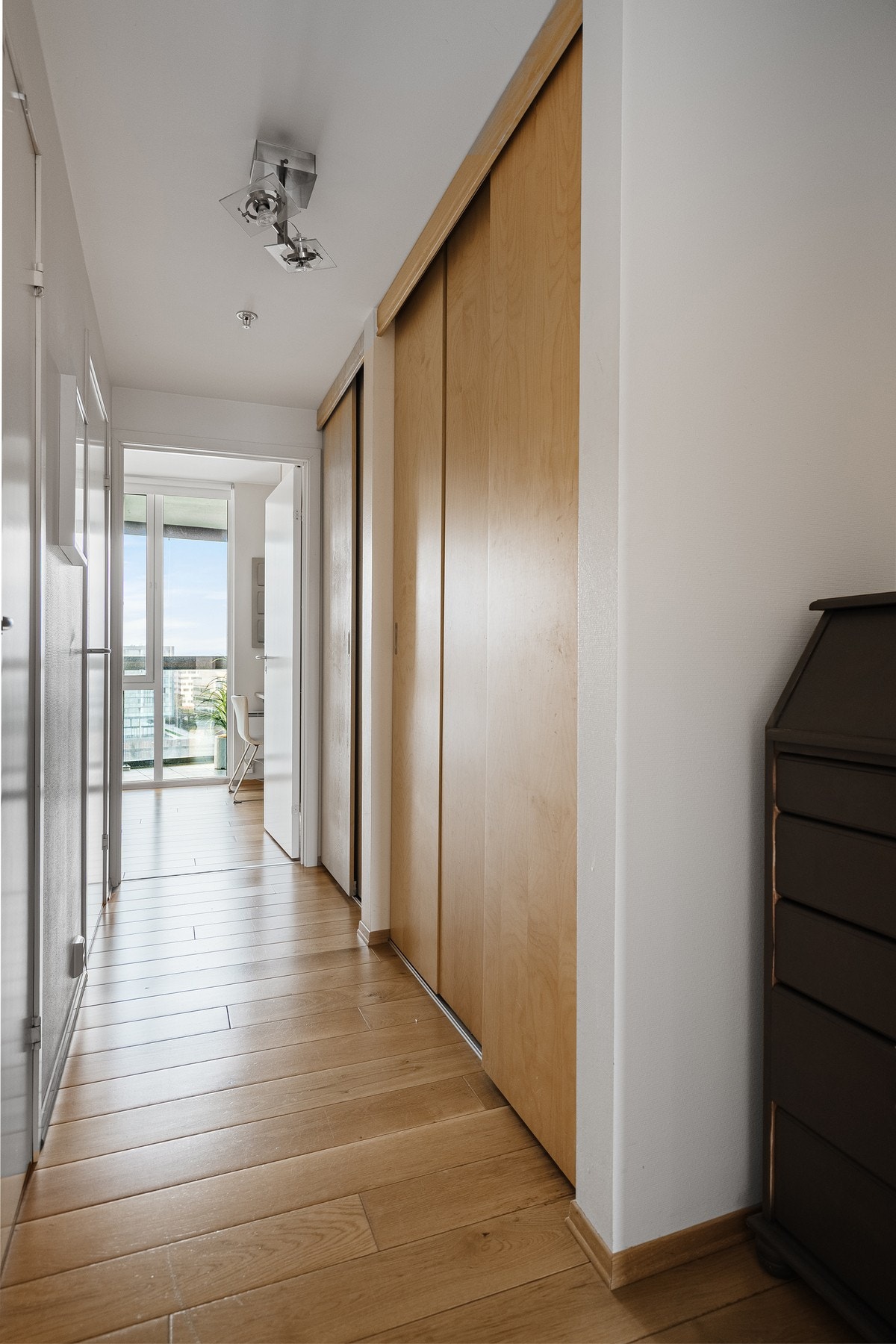 Gang med rikelig lagringsplass. Tilkomst til innvendig bod. Galleribilde