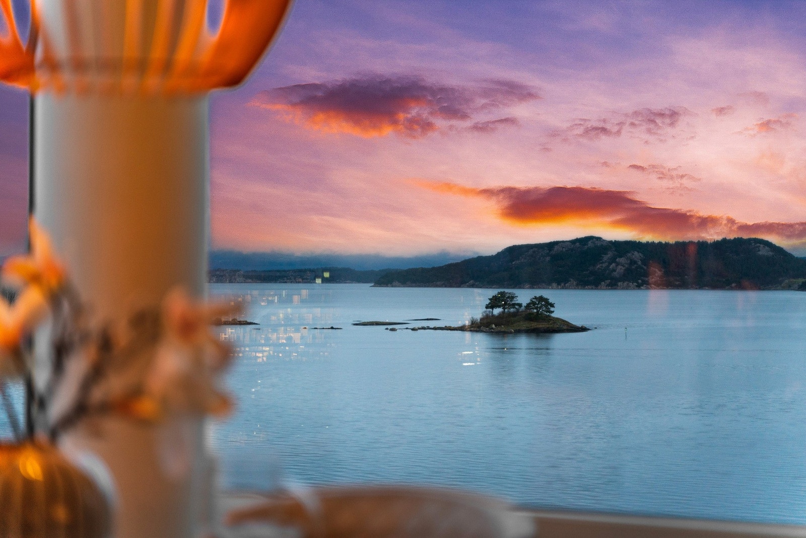 Dette er en moderne og påkostet leilighet med en unik beliggenhet helt i sjøkanten ved Hinna Brygge. Galleribilde