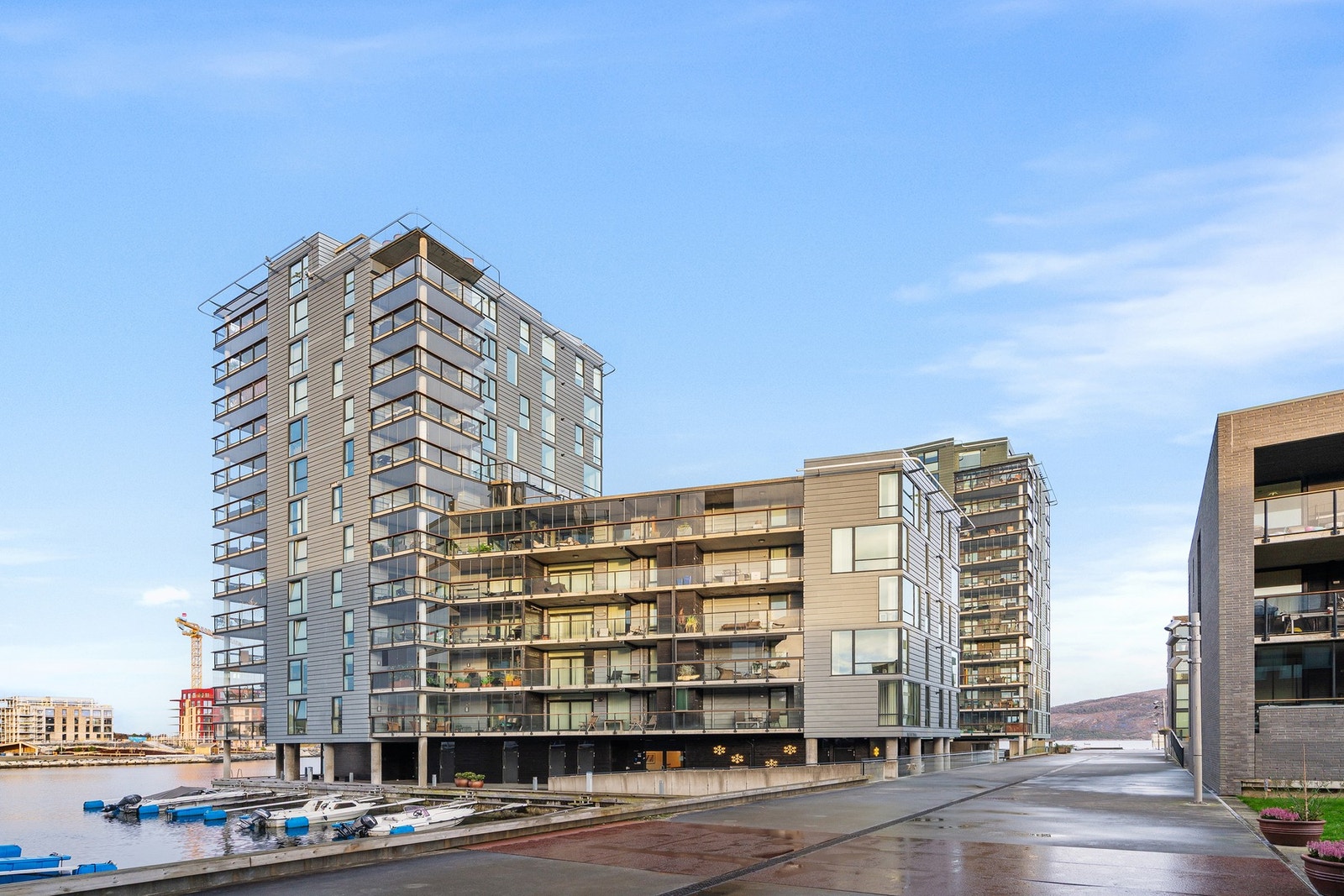 Leiligheten har parkering i lukket anlegg med Zaptec lader. Ekstern lagringsbod i byggets 1. etasje. Galleribilde