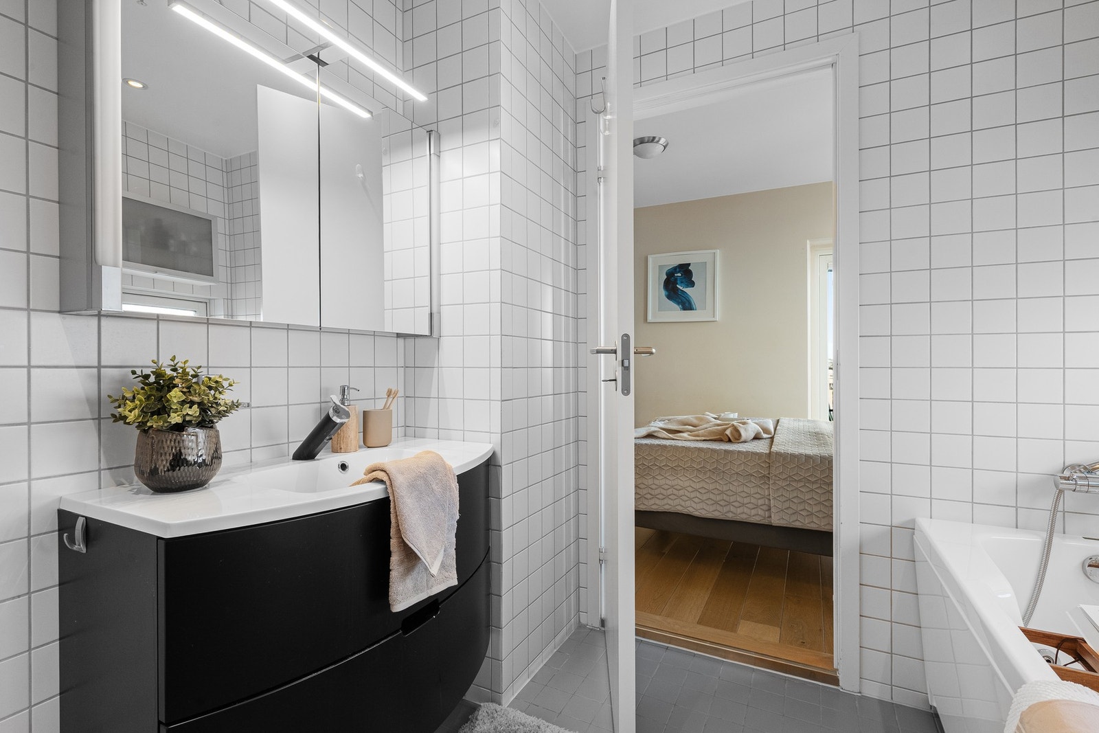 Flislagt baderom tilhørende hovedsoverom. Galleribilde