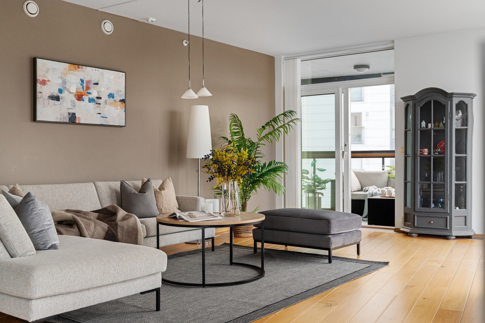 Videre tilkomst til innglasset balkong fra stue. Galleribilde