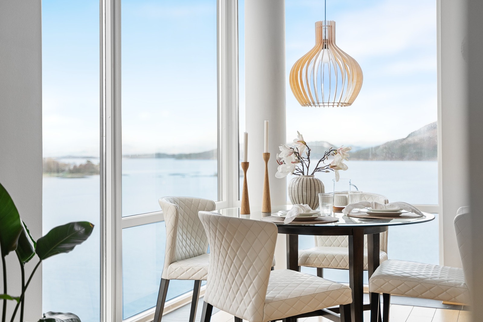 eiligheten utmerker seg med store vindusflater som slipper inn rikelig med naturlig dagslys og gir en imponerende utsikt mot det vakre landskapet rundt. Galleribilde