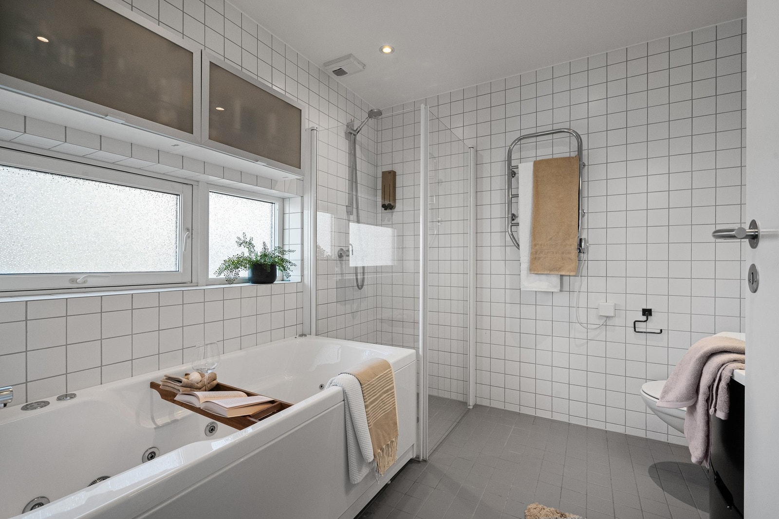 Utstyrt med blant annet Interform massasjebadekar. Galleribilde