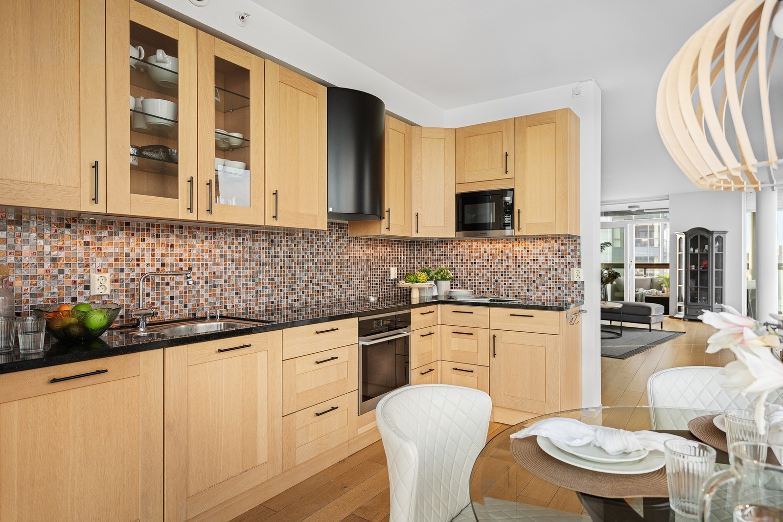 Kjøkkenet kan skilte med god skap- og benkeplass. Galleribilde