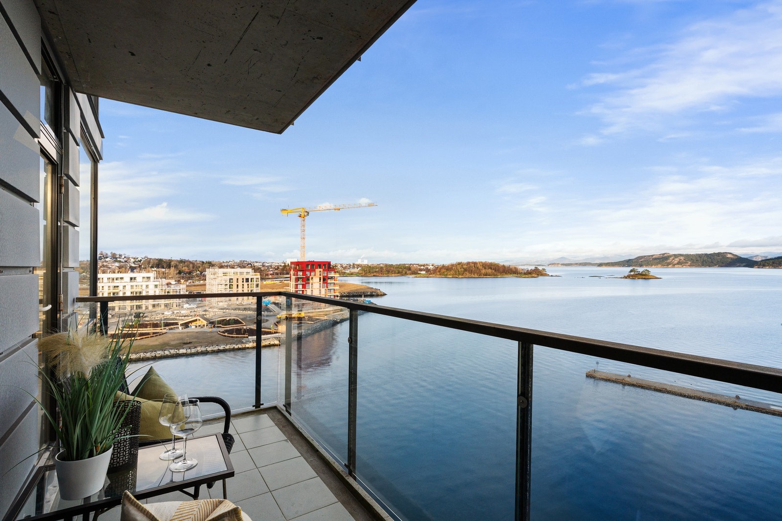 Solrik terrasse med tilkomst fra kjøkken og hovedsoverom. Galleribilde