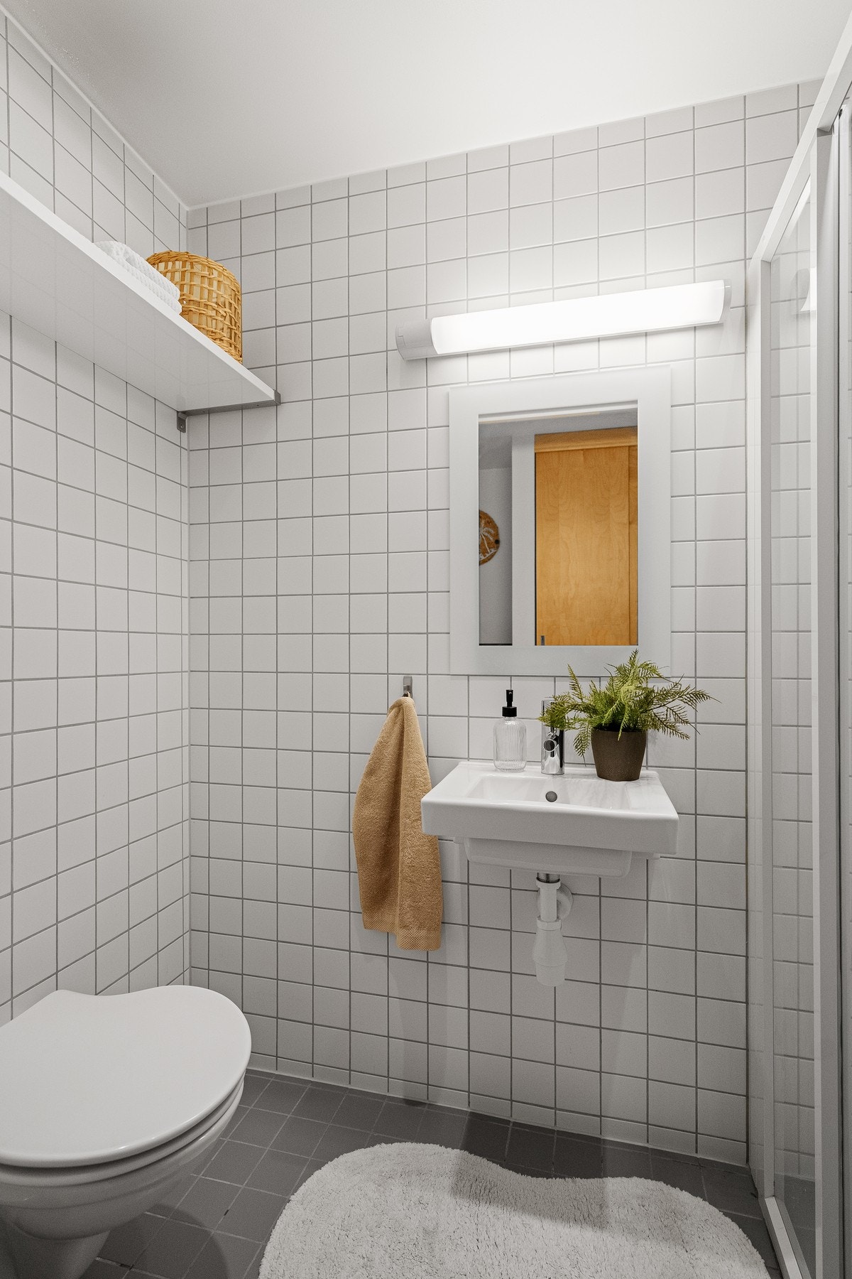 Baderom nr. 2. Utstyrt med vegghengt toalett, servant og dusj. Galleribilde