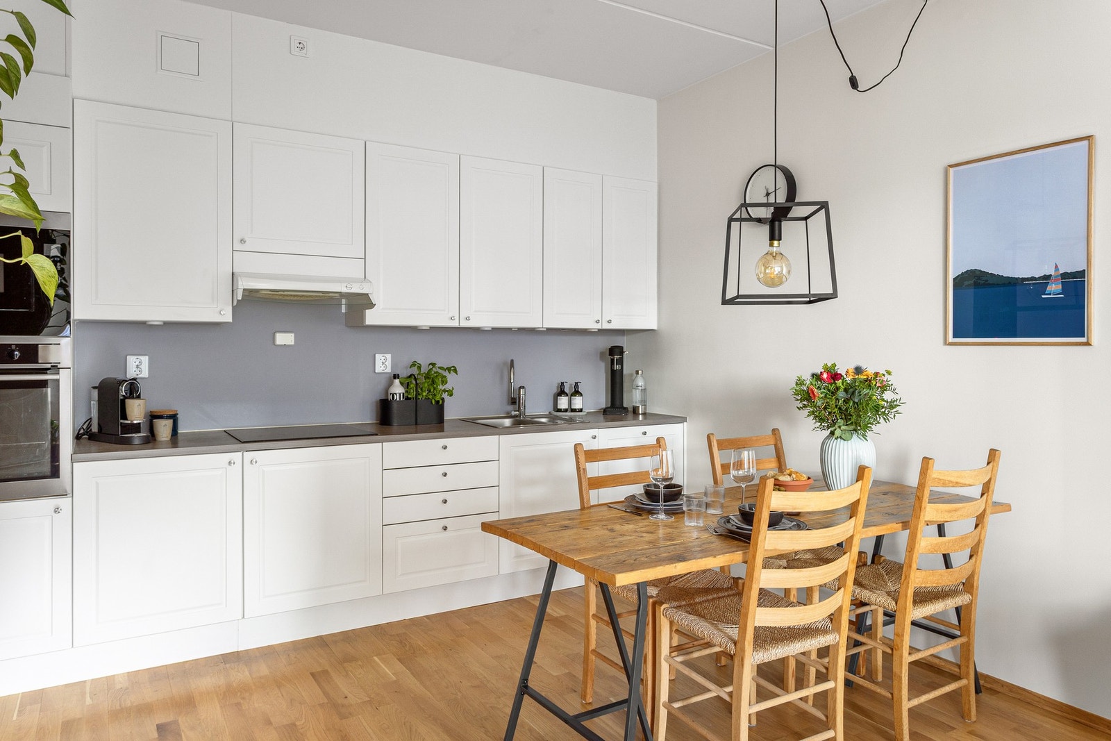 Den gjennomtenkte soneinndelingen gir en naturlig og fleksibel plassering for spisebord i den størrelsen man selv skulle ønske. Galleribilde