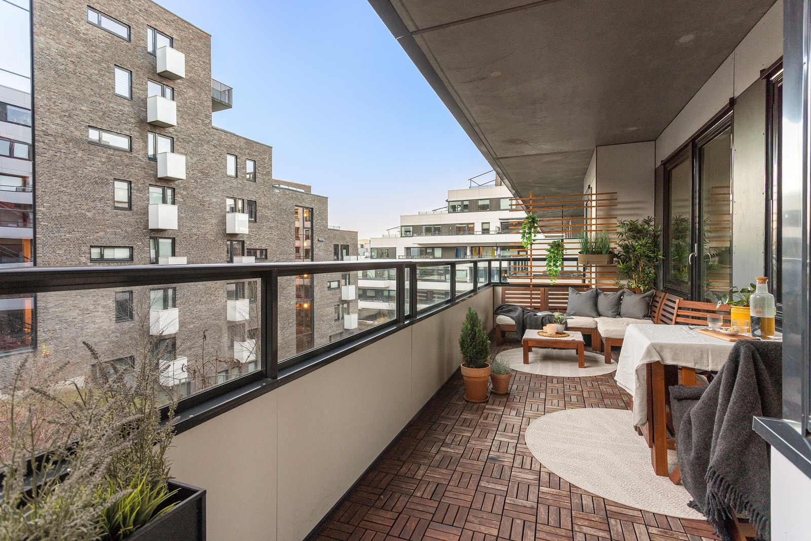 Det er utgang ifra både stuen og hoved-soverommet til boligens balkong som vender mot vest og selger opplyser om sol fra ca klokken 13-19 på sommerstid. Galleribilde