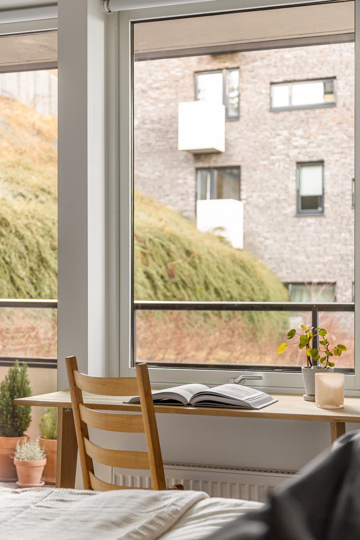 Den plassbygde skrivepulten fungerer både som et praktisk hjemmekontor og et hyggelig sted å sette seg med en bok. Galleribilde