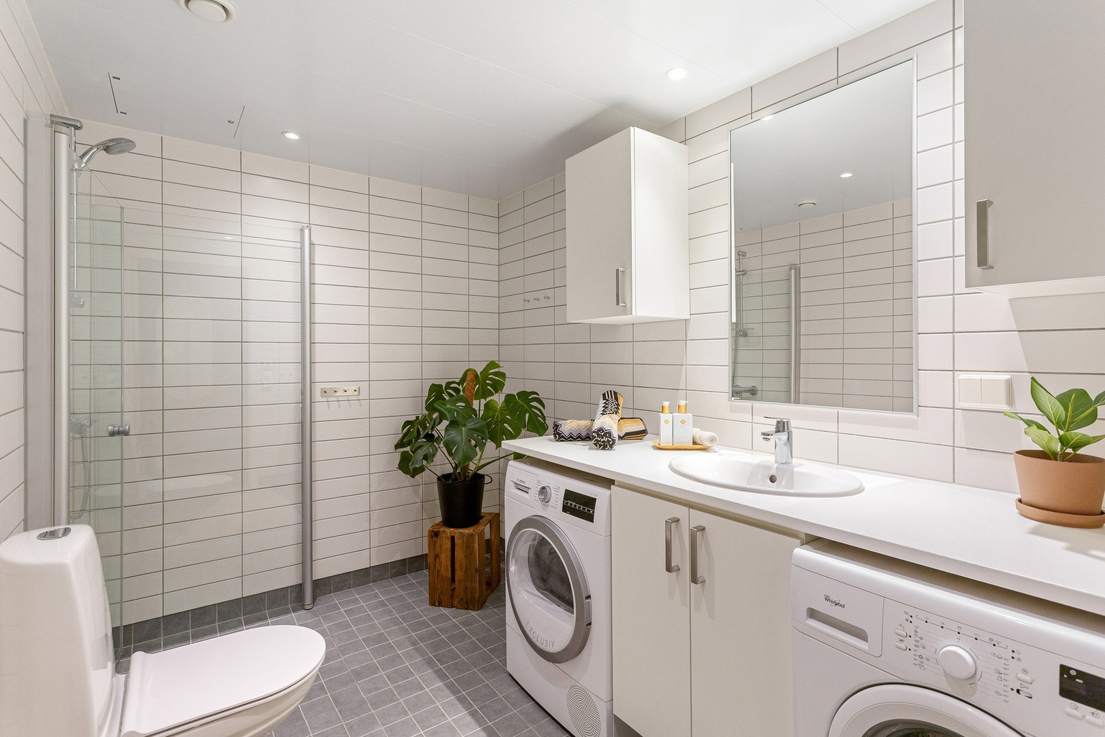 Stort og pent flislagt bad fra byggeår med downlights i himling. Galleribilde