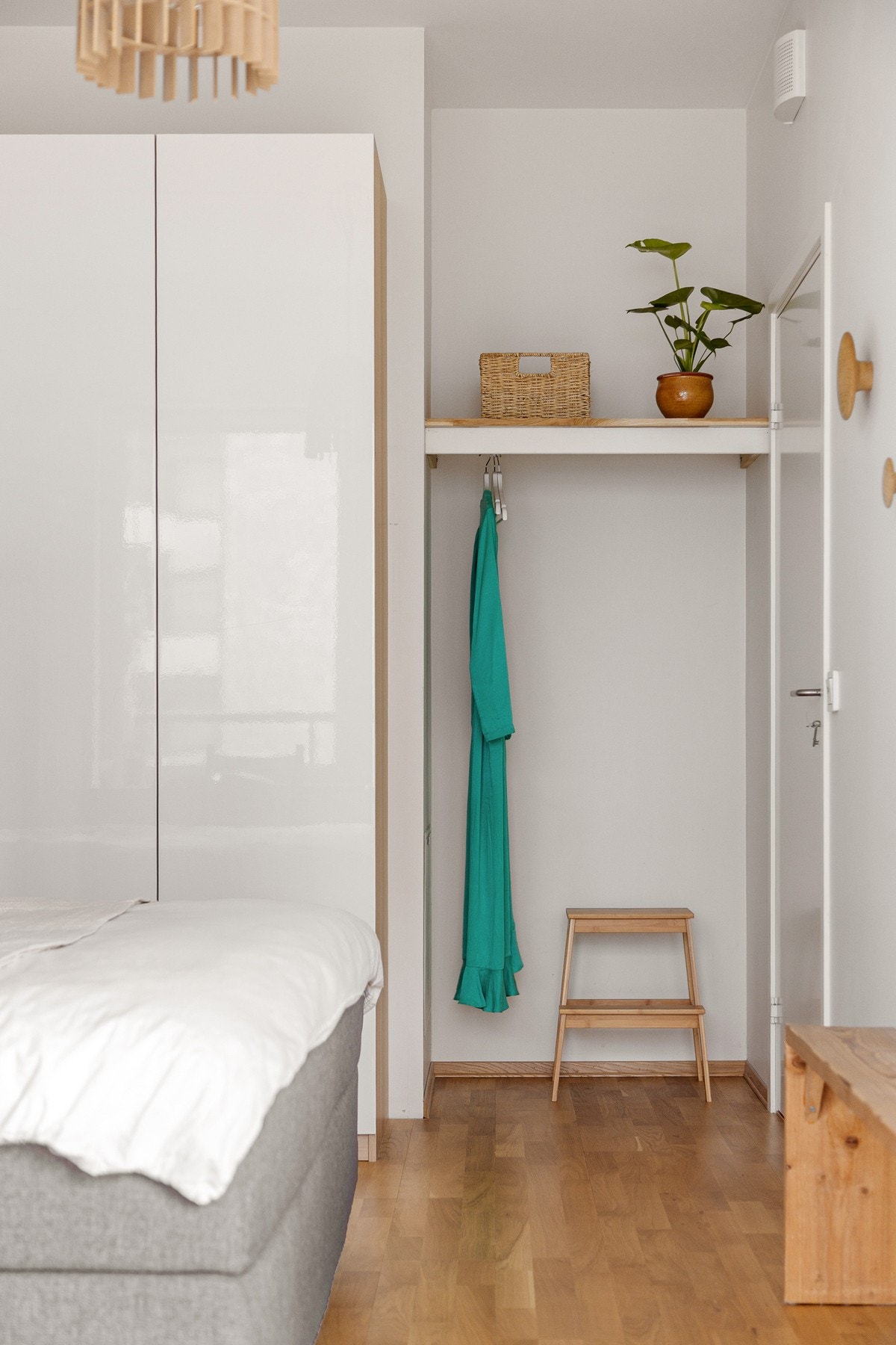 Soverommet har stort garderobeskap og smarte oppbevaringsløsninger. Galleribilde