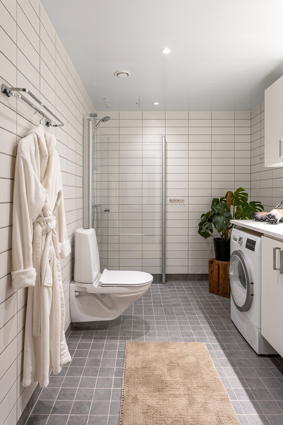 Badet har elektriske varmekabler som sørger for en behagelig gulvtemperatur året rundt. Galleribilde