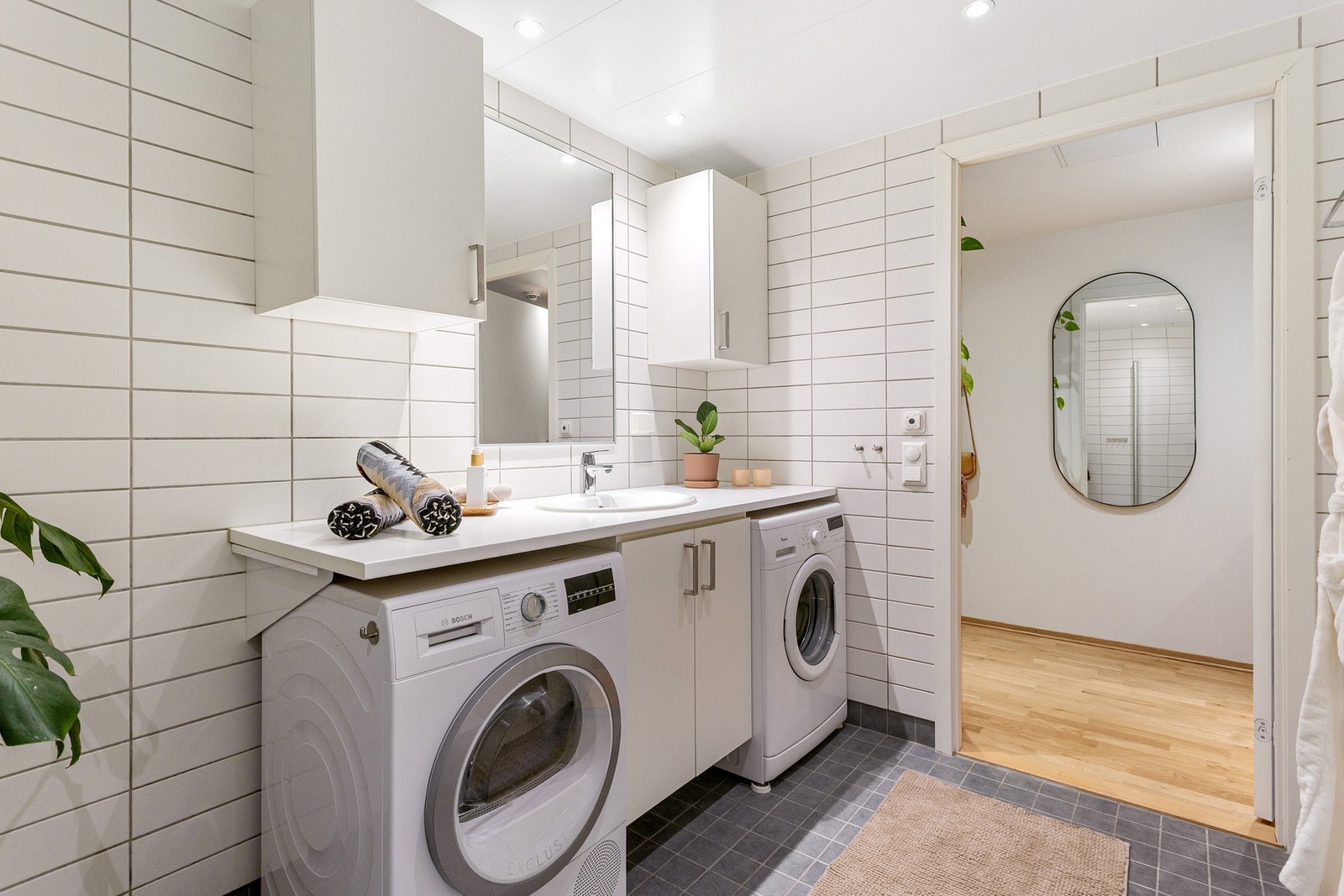 Det er opplegg og plass til både vaskemaskin og tørketrommel. Her er det også mulig å ettermontere benkeplate ved ønske om mere benkeplass. Galleribilde