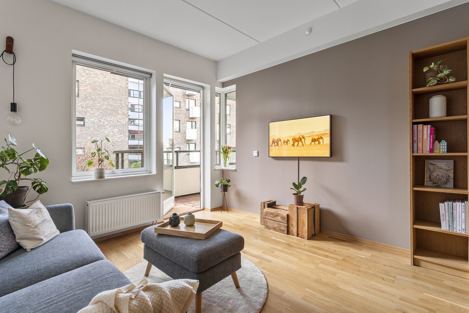 Leiligheten har en gjennomgående god standard med gode material- og fargevalg, samt god plass til sofagruppe og medievegg. Galleribilde