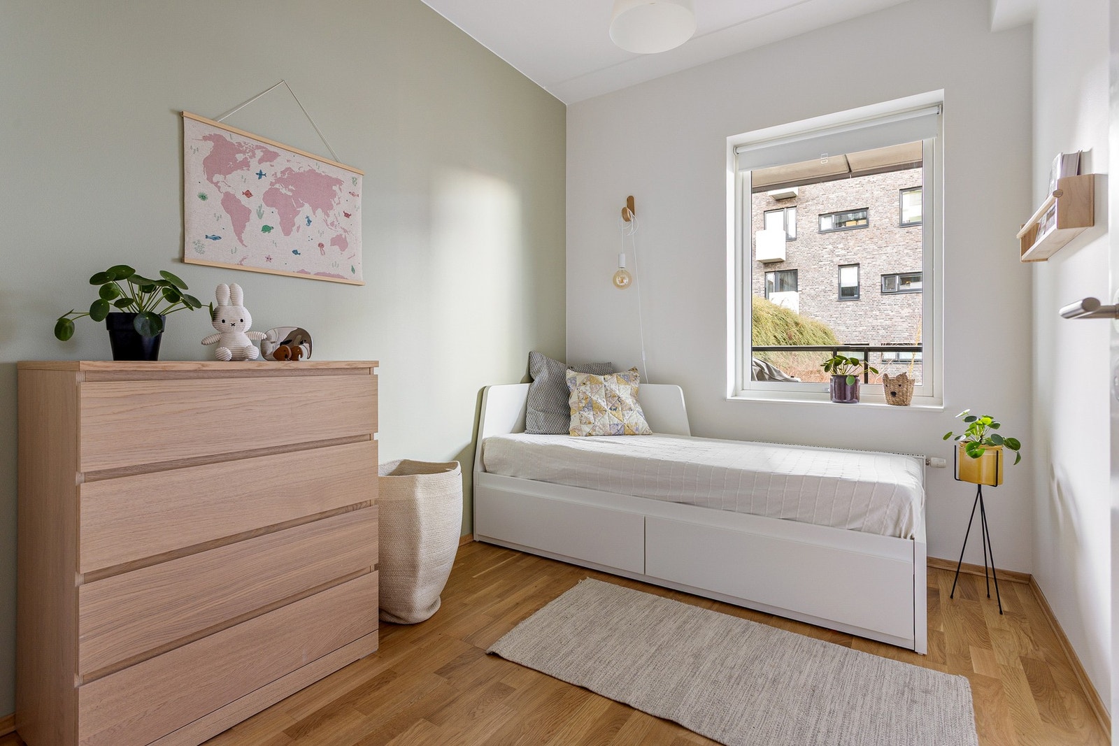 Boligens andre soverom er også av god størrelse med stort vindu som sikrer rikelig med lysinnslipp. Galleribilde