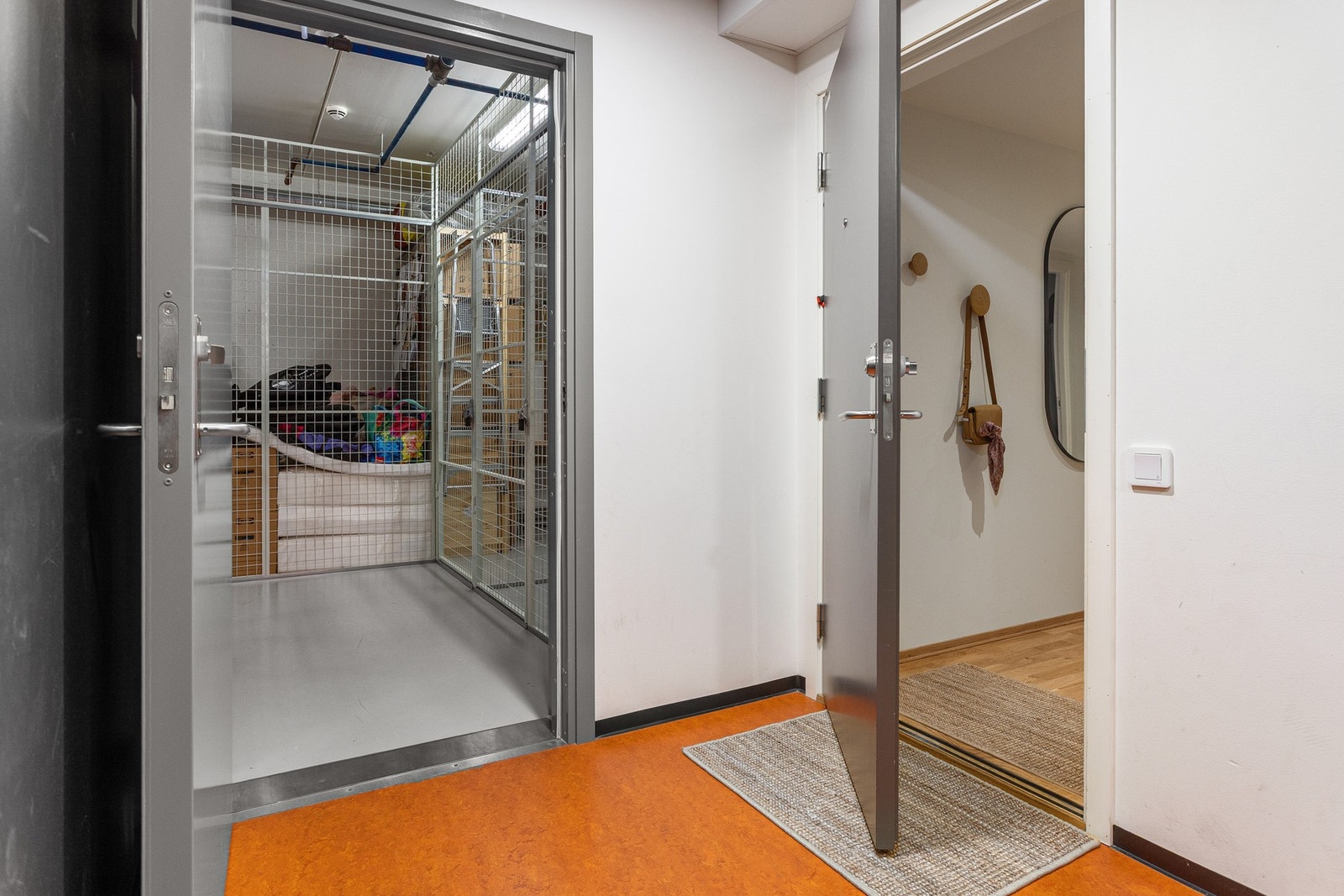 Boligens boder ligger på samme plan, vegg i vegg med leiligheten. Galleribilde