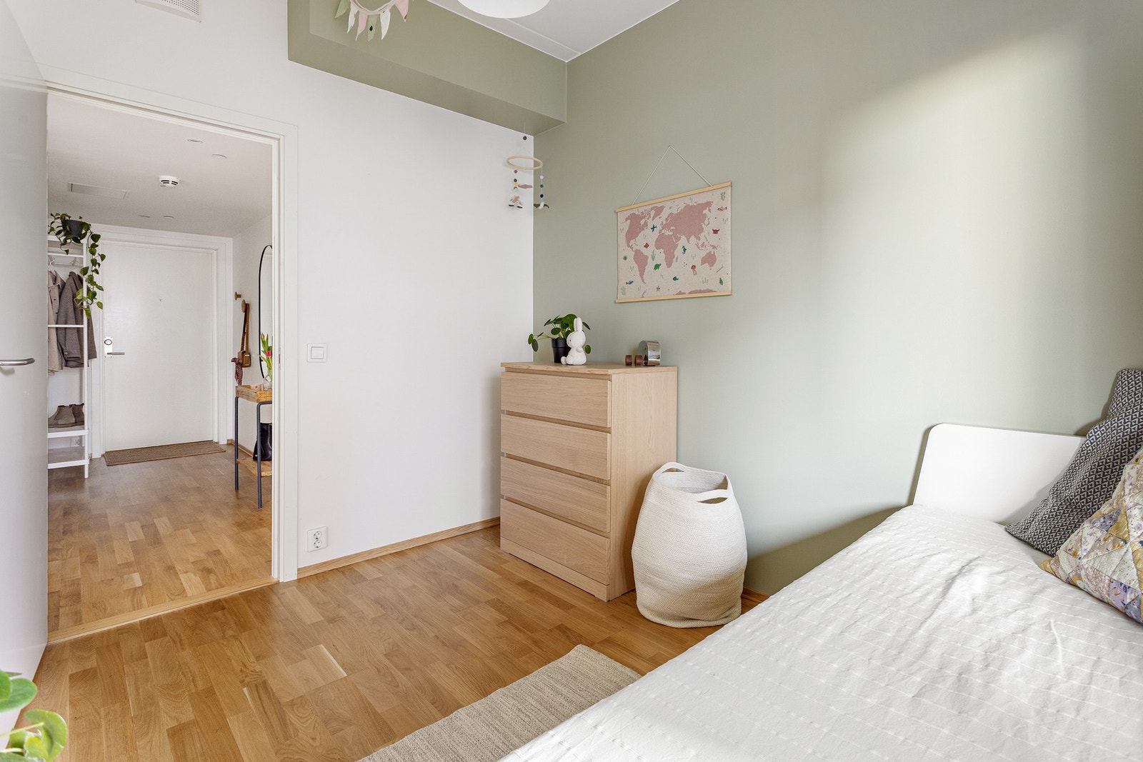 Det er plass til dobbeltseng, nattbord og klesskap, alt etter eget ønske og behov. Galleribilde