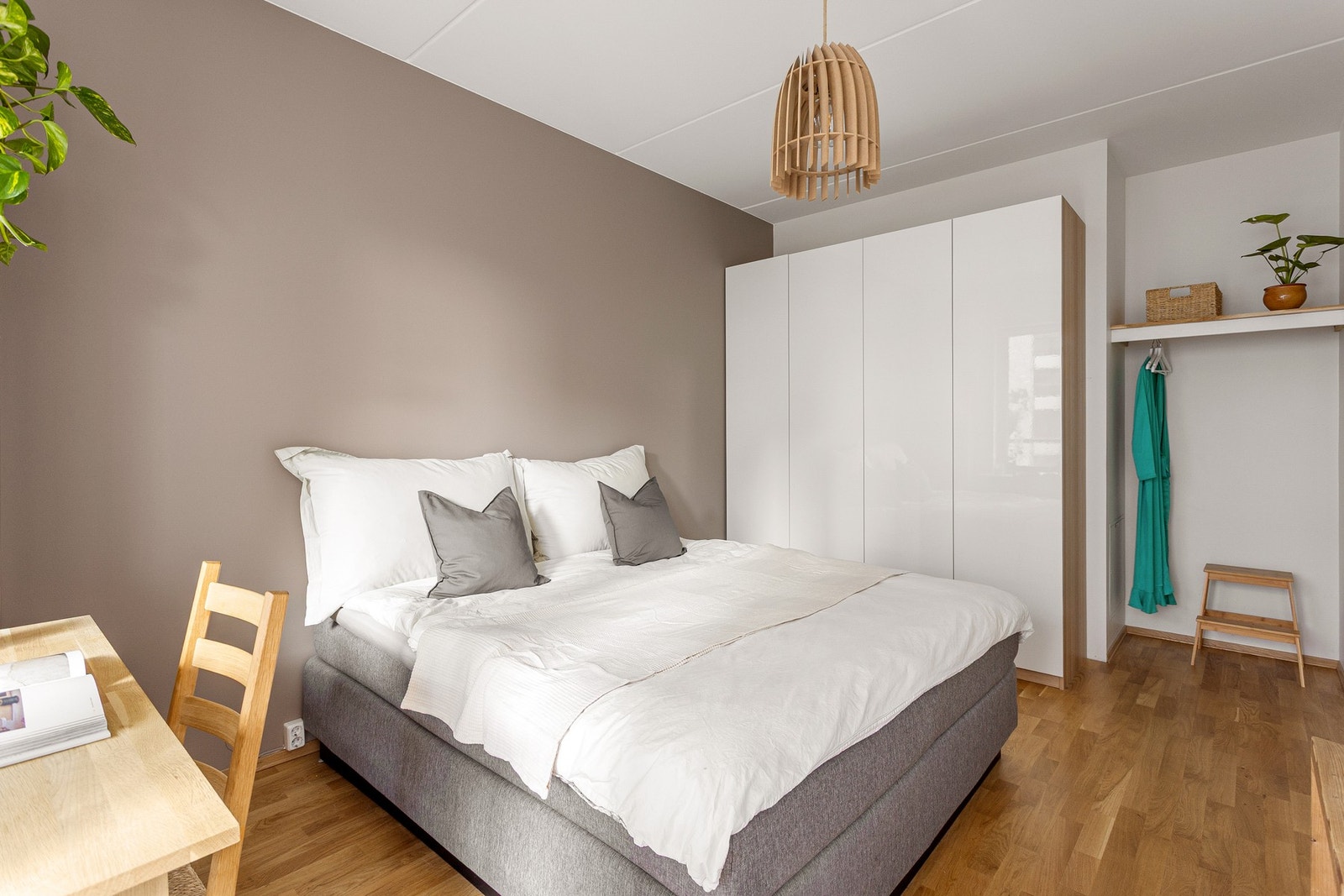 Det er god plass til dobbeltseng, nattbord og eventuelle andre møbler man skulle ønske å sette inn. Galleribilde