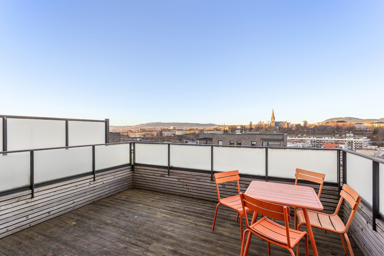 Bygget har en felles takterrasse hvor du kan nyte solfylte dager eller begeistre deg over nyttårs-fyrverkeriet. Galleribilde
