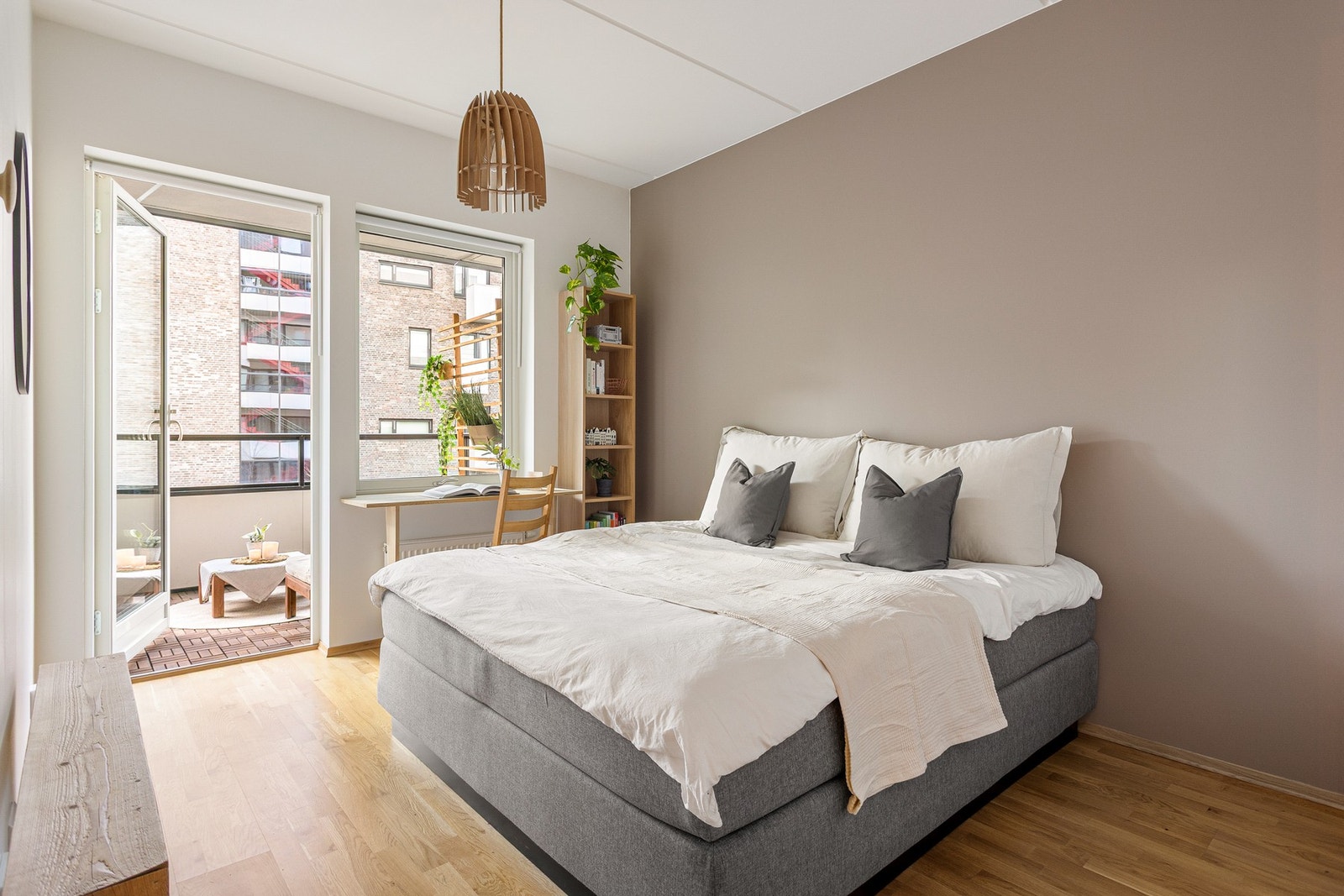 Med inngang fra både gangen og balkongen kommer du til boligens hovedsoverom som er av god størrelse. Galleribilde