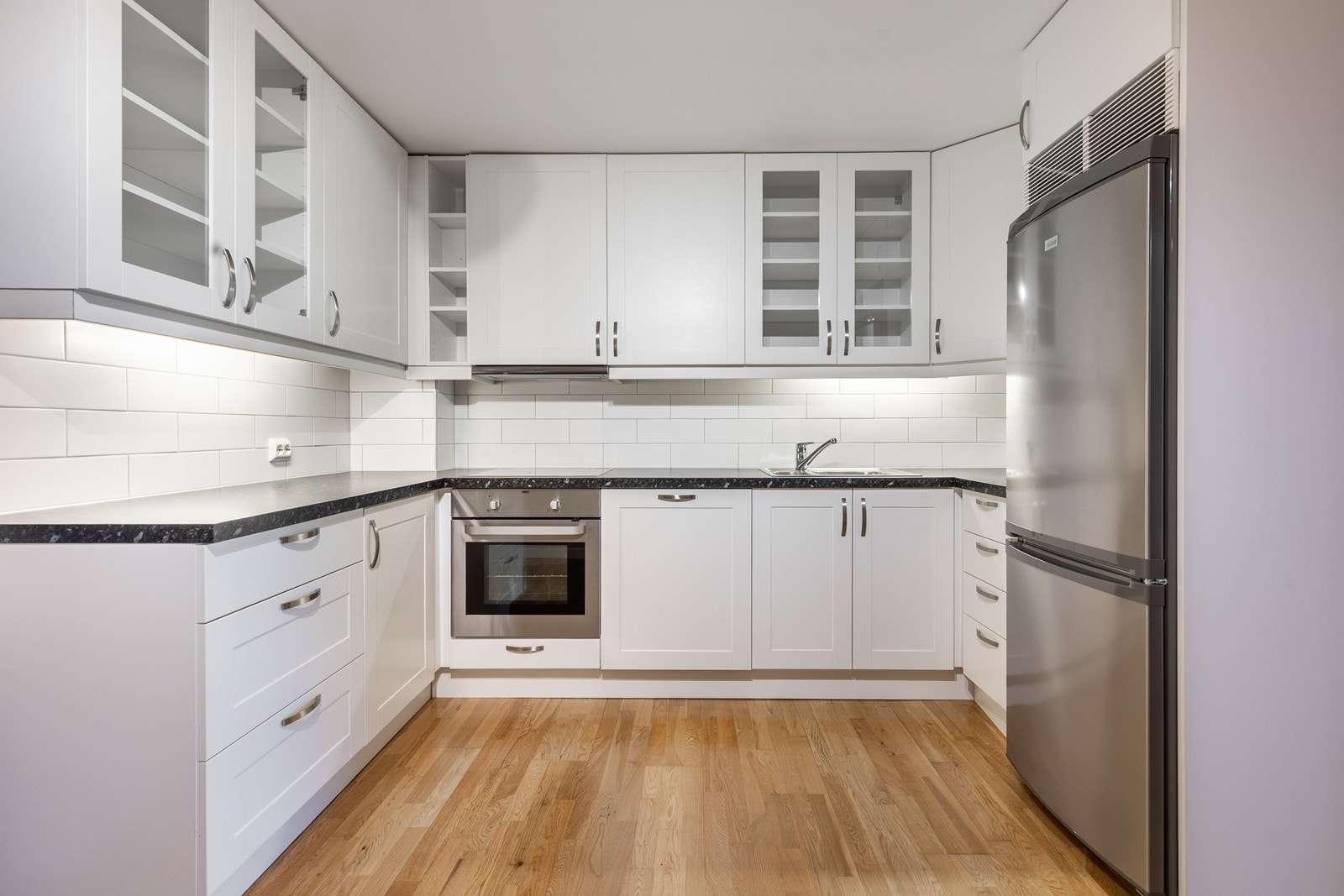 Integrert platetopp, komfyr og oppvaskmaskin, frittstående kjøl/fryseskap Galleribilde