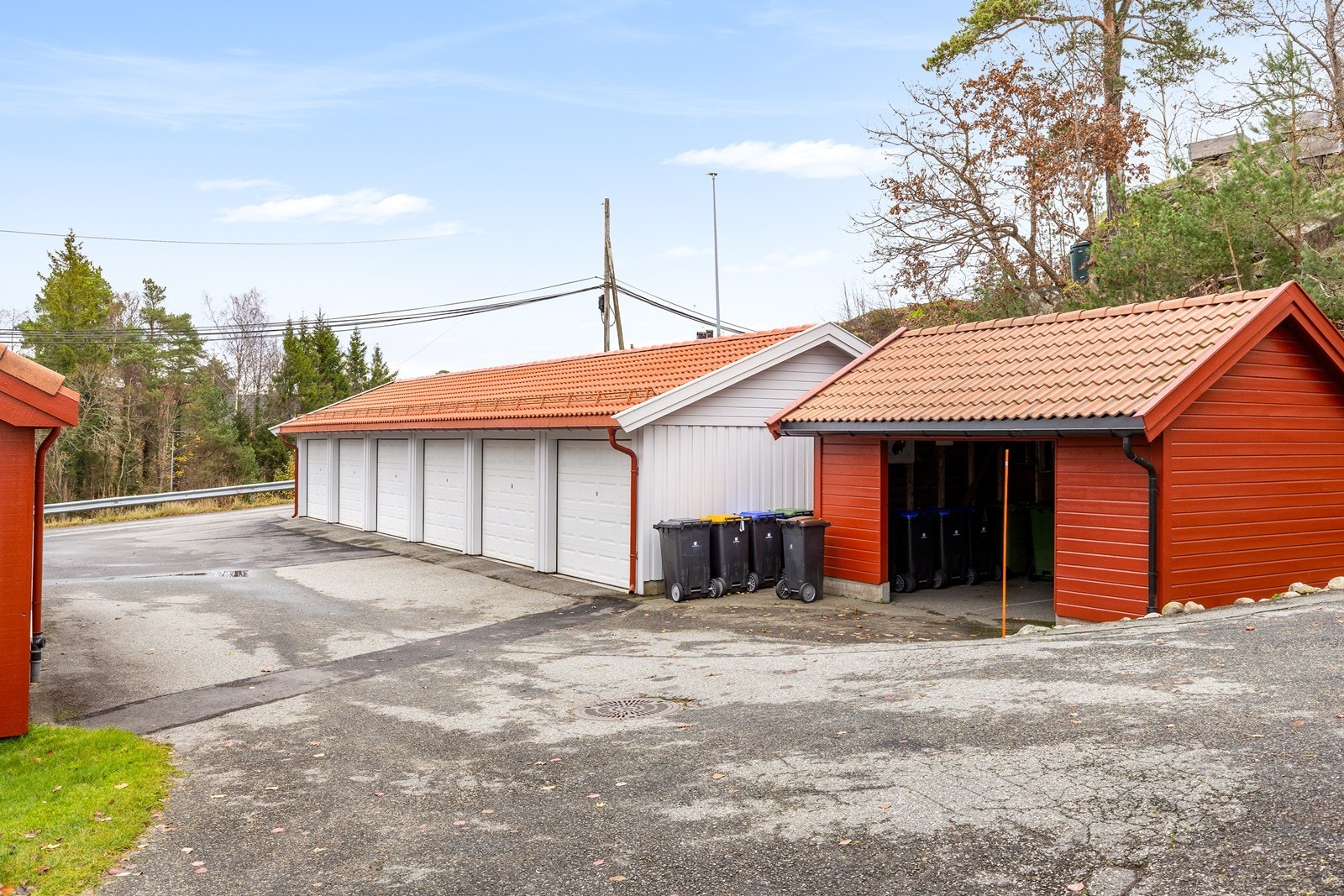 Garasje i rekke med lademulighet Galleribilde