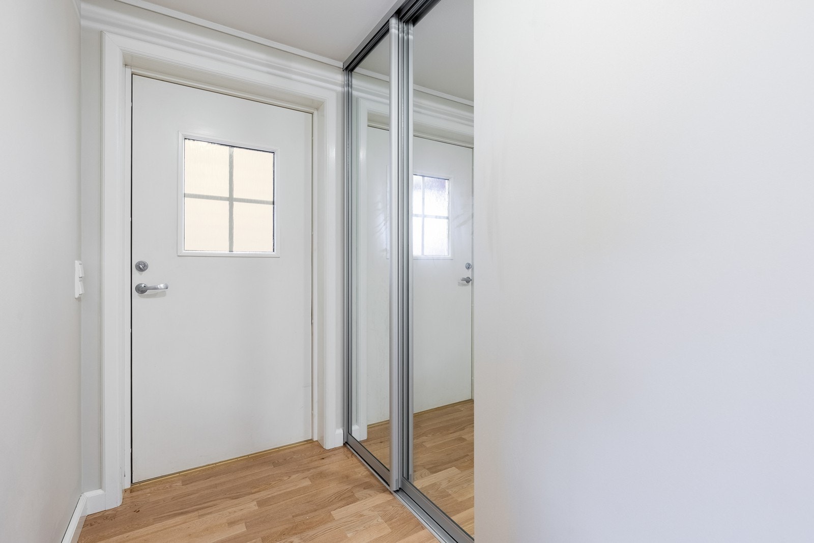 Entre med skyvedørsgarderobe Galleribilde