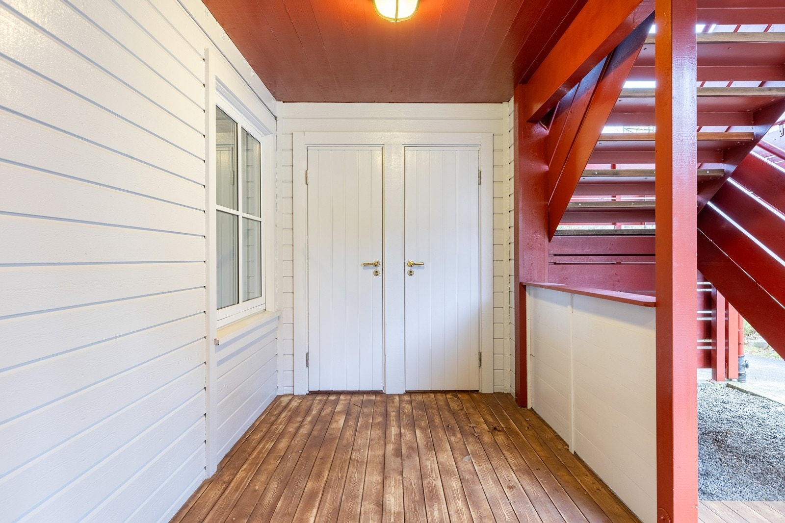 Utvendig bod like utenfor inngangspartiet Galleribilde