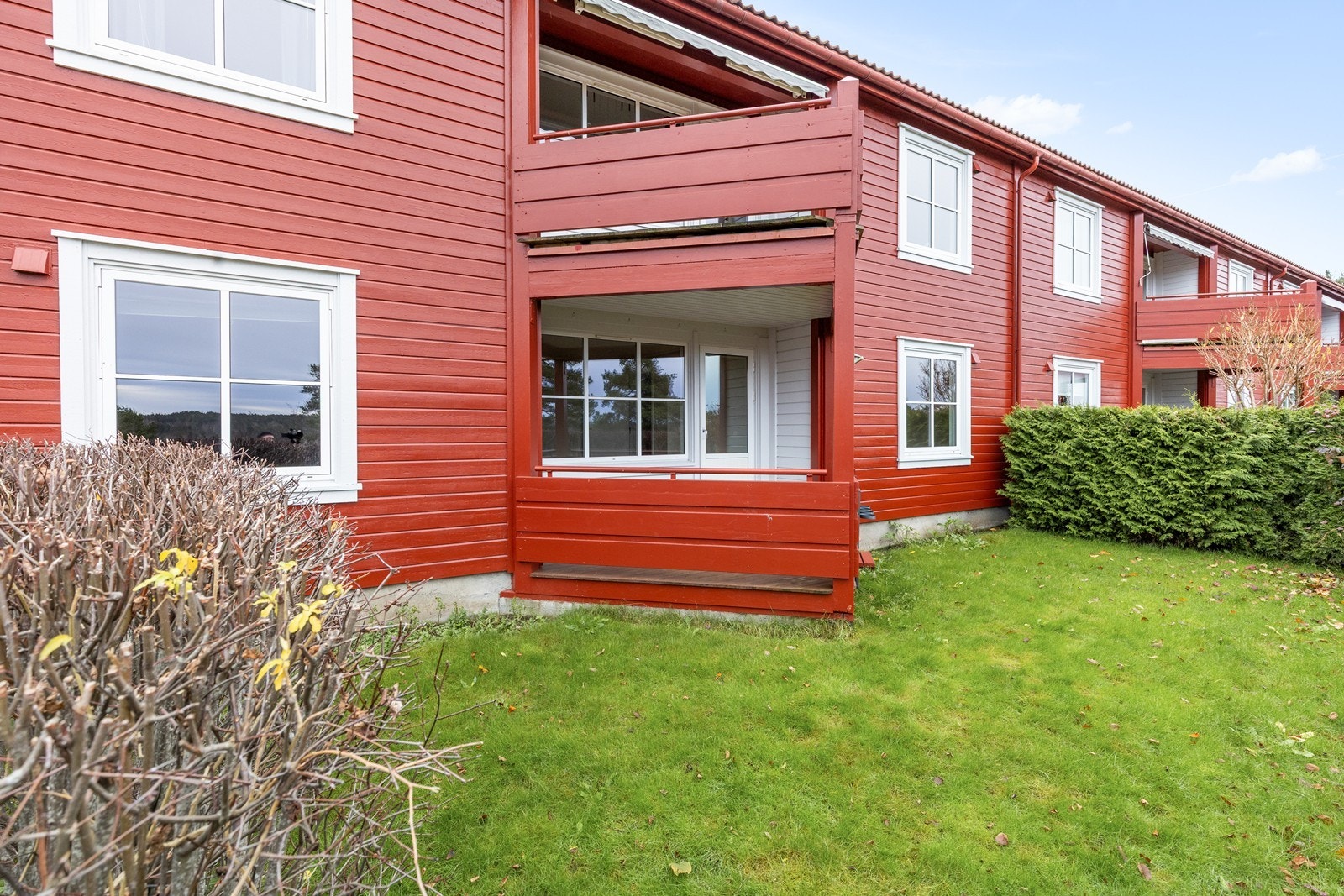 Usjenert terrasse og hage Galleribilde