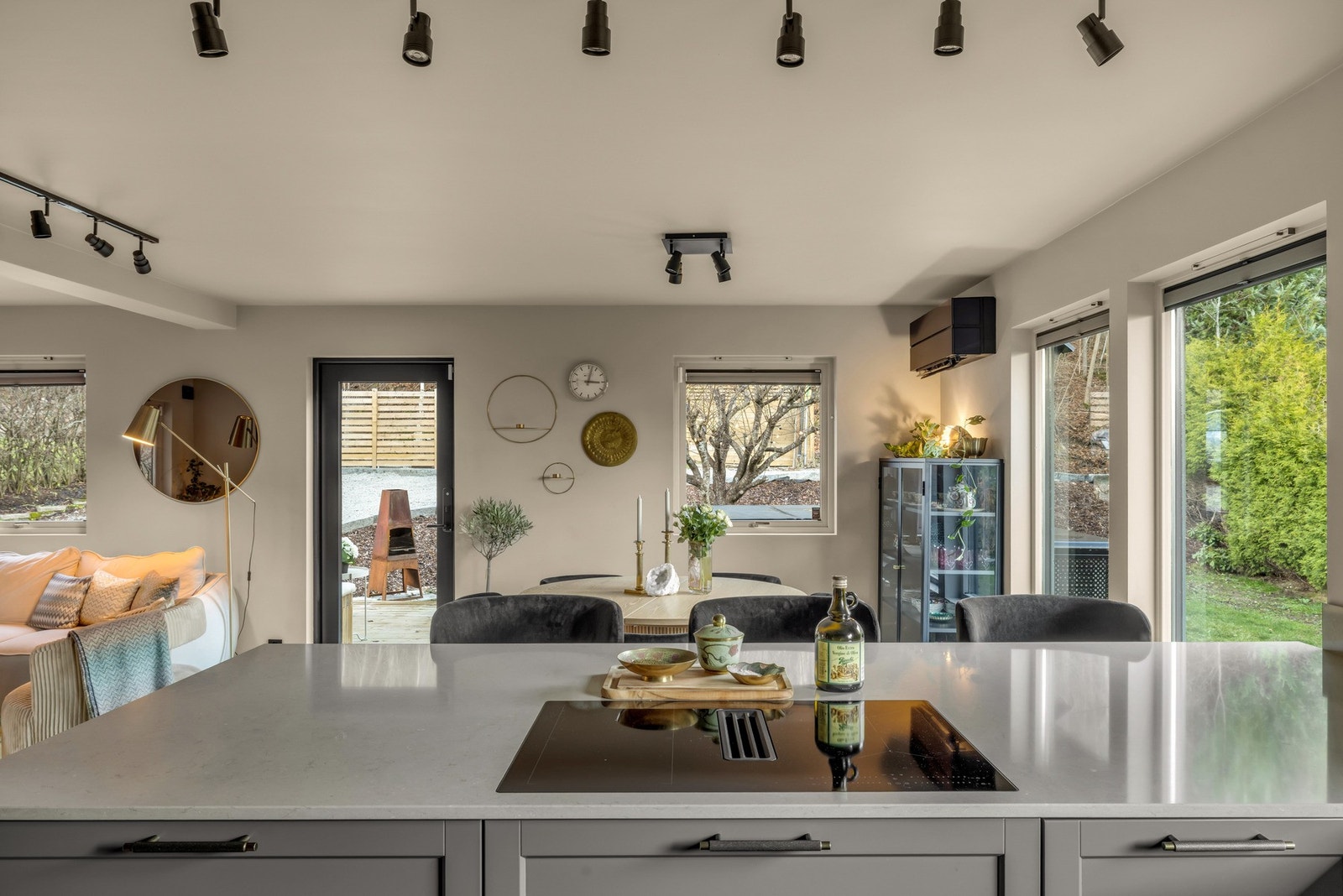 Sammen med stuen utgjør kjøkkenet et åpent og innbydende allrom for hele familien. Galleribilde