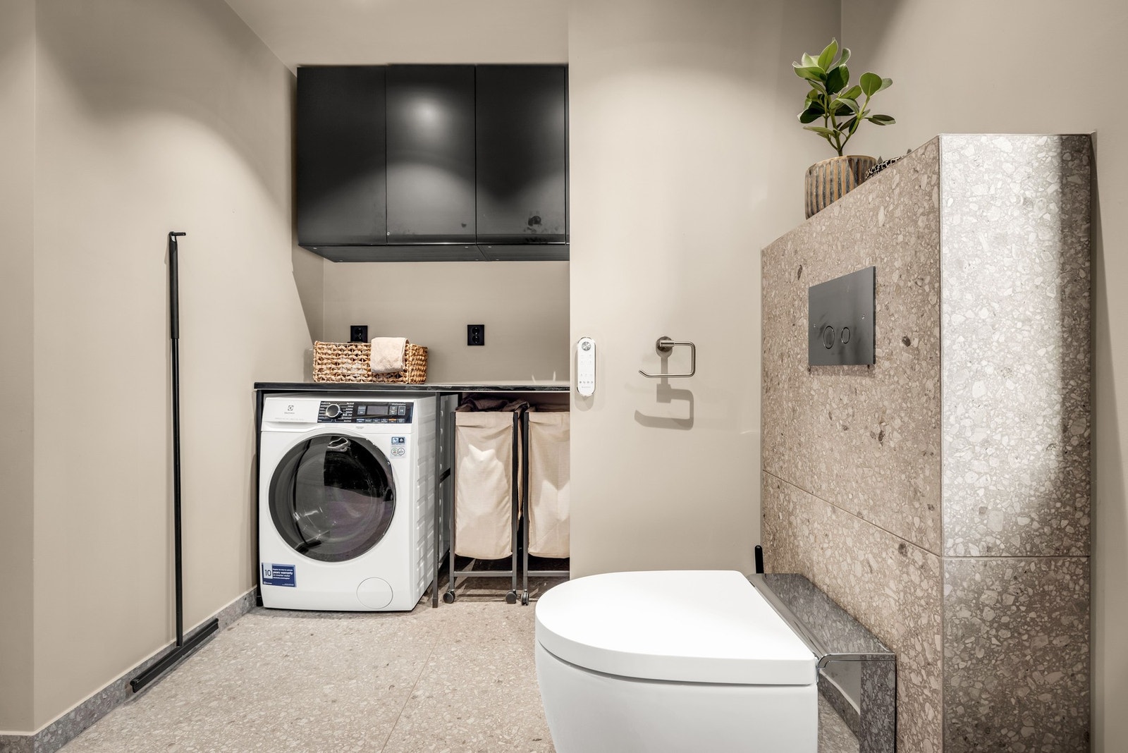 Gulvflisene fortsetter opp på et Japansk toalett a Luksus modell fra Geberit Galleribilde