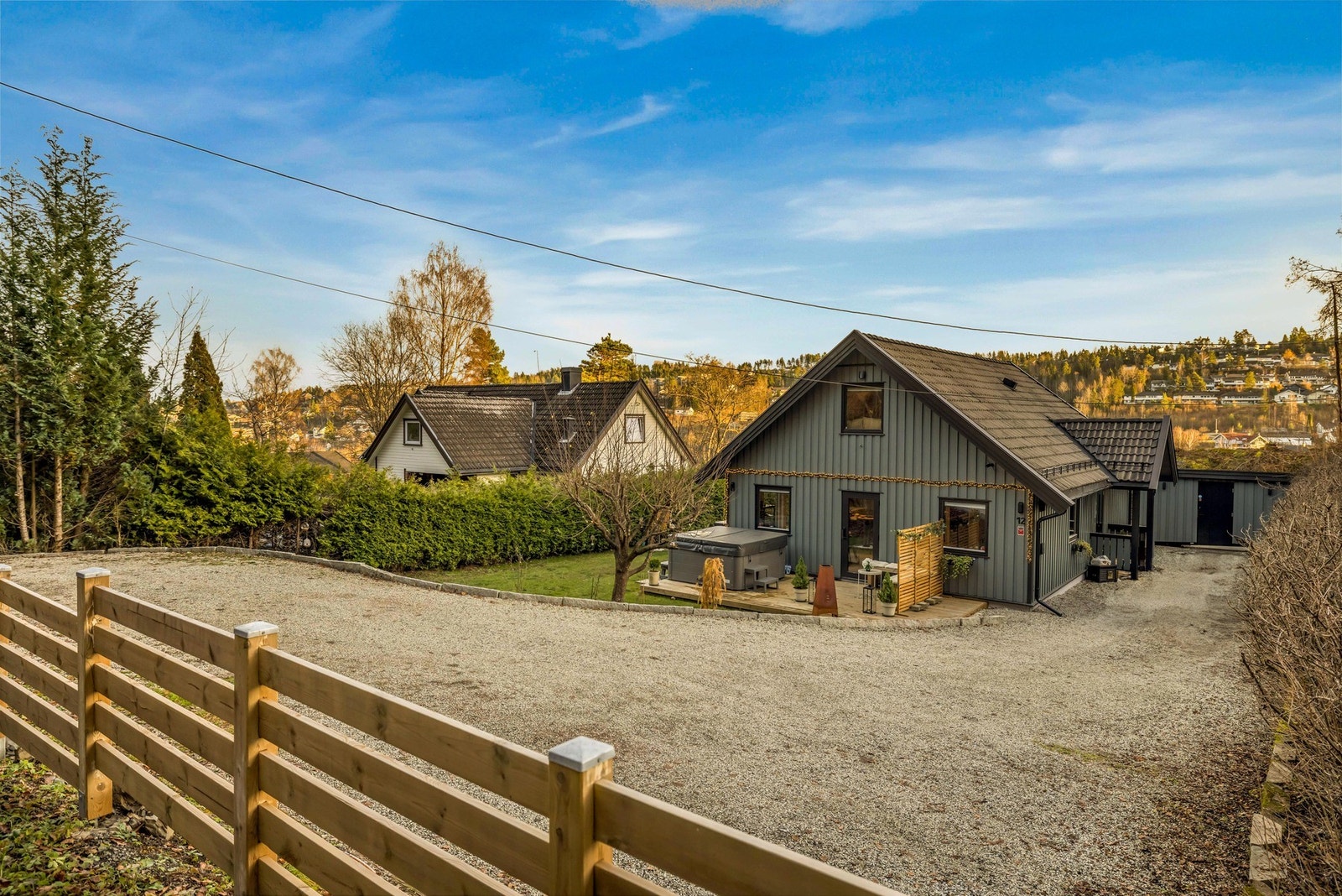 Gjerde, inngangsparti, terrssser bak pluss foran ( unntak under jacuzzi) er fra i år 2025, var ferdig i juni i år. Galleribilde