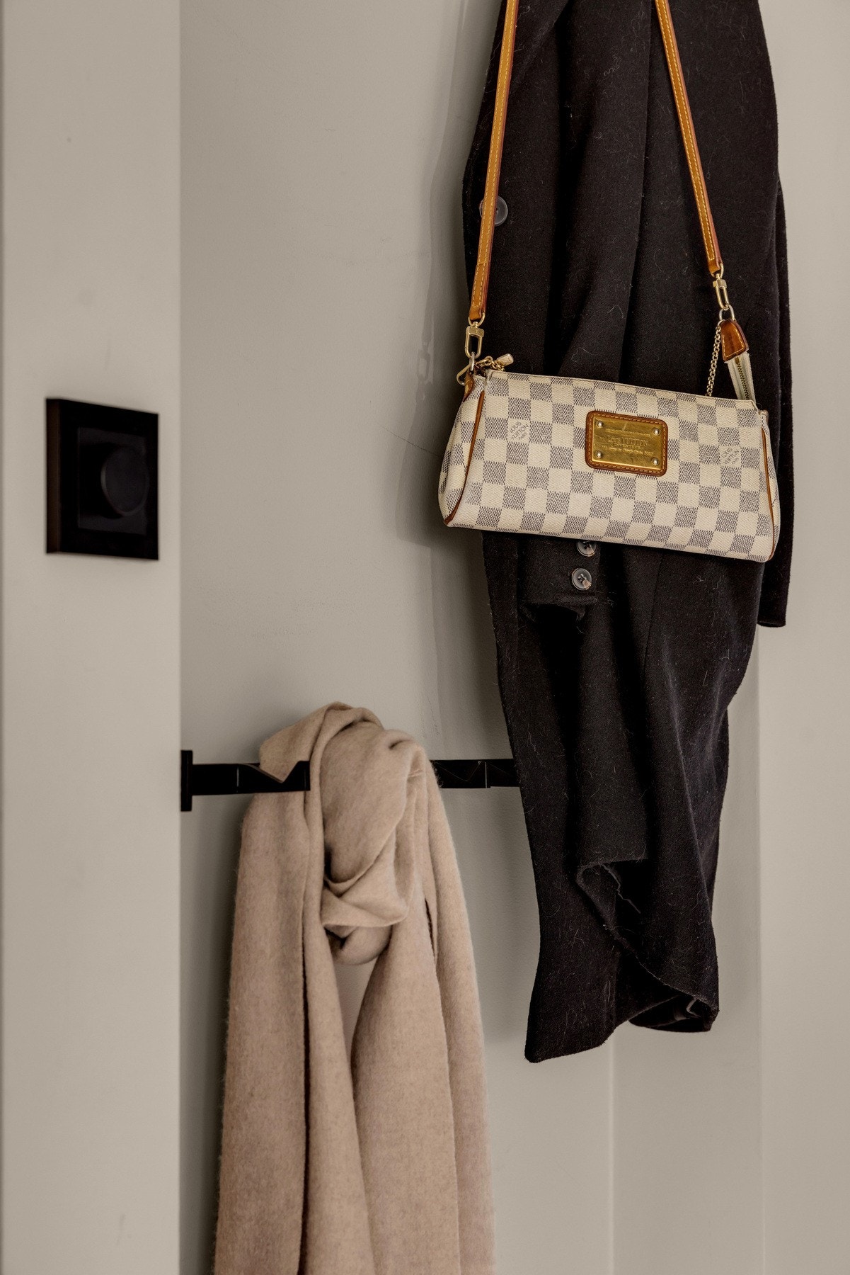 Egen innfelt nisje med forsterkning for å enkelt kunne henge fra deg yttertøyet Galleribilde