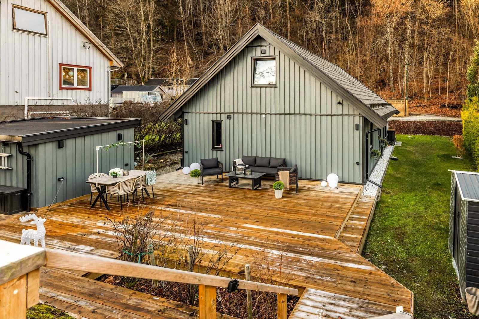 På baksiden har huset en herlig terrasse på 60 kvm - utvidet i 2025 Galleribilde