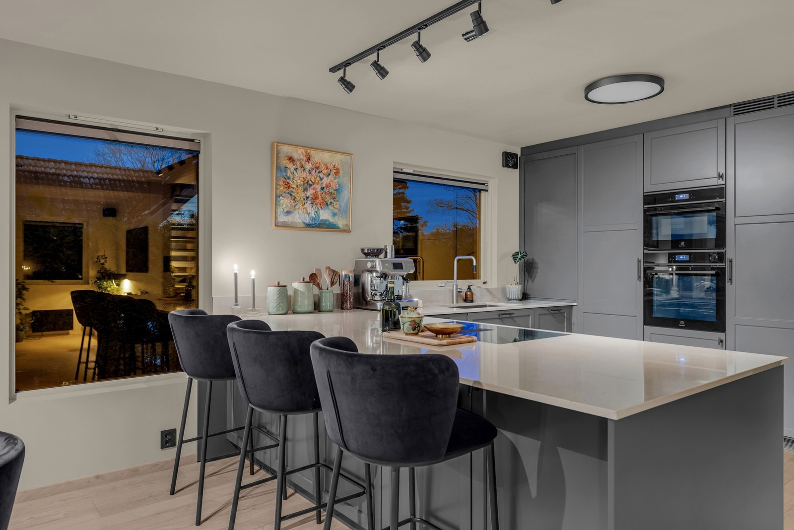 Barløsningen er et flott samlingspunkt, perfekt for måltider, gode samtaler og lekselesning mens middagen tilberedes. Galleribilde