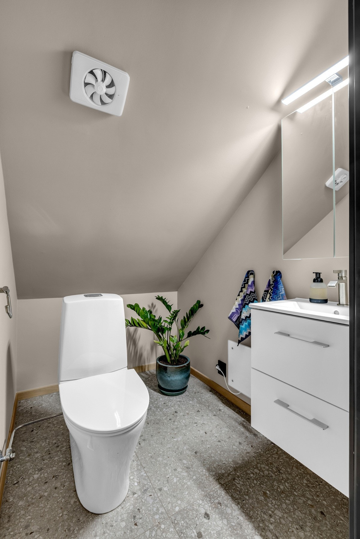 Boligen har toalett på begge plan, inkludert et praktisk wc-rom i 2. etasje. Galleribilde