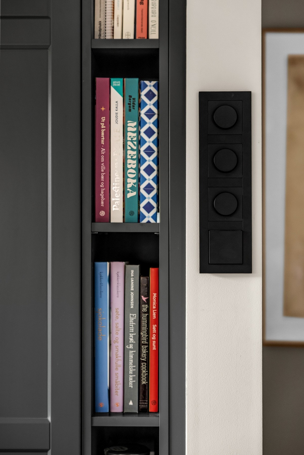 På enden har kjøkkenet hendige hyller for kokebøkene. Galleribilde