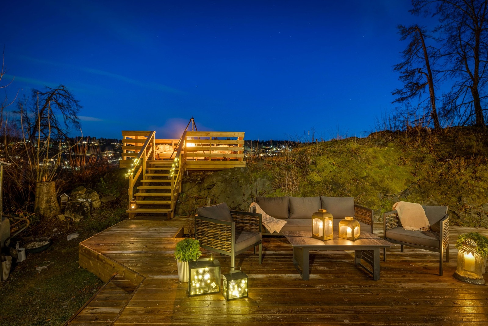 Om sommeren er det sol på tomten fra soloppgang til rundt klokka 20, og her kan man enkelt flytte seg etter solen! Galleribilde