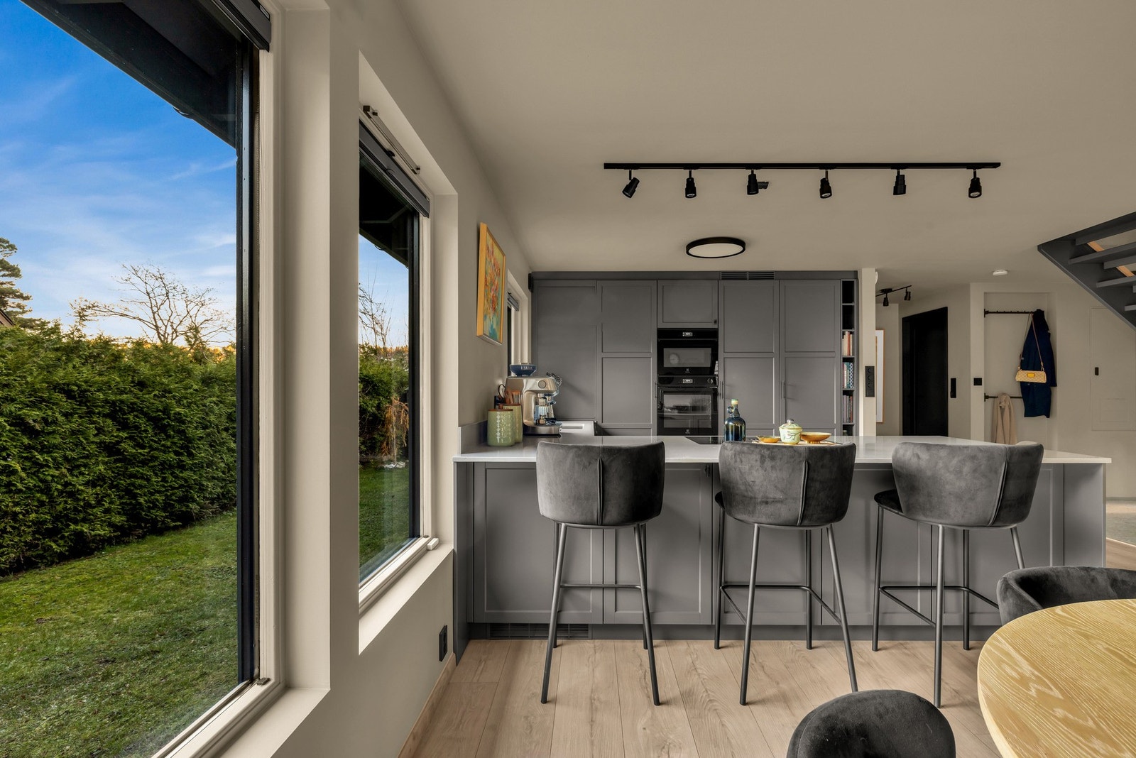 Store vinduer bidrar med mye naturlig lys til matlagingen. Galleribilde