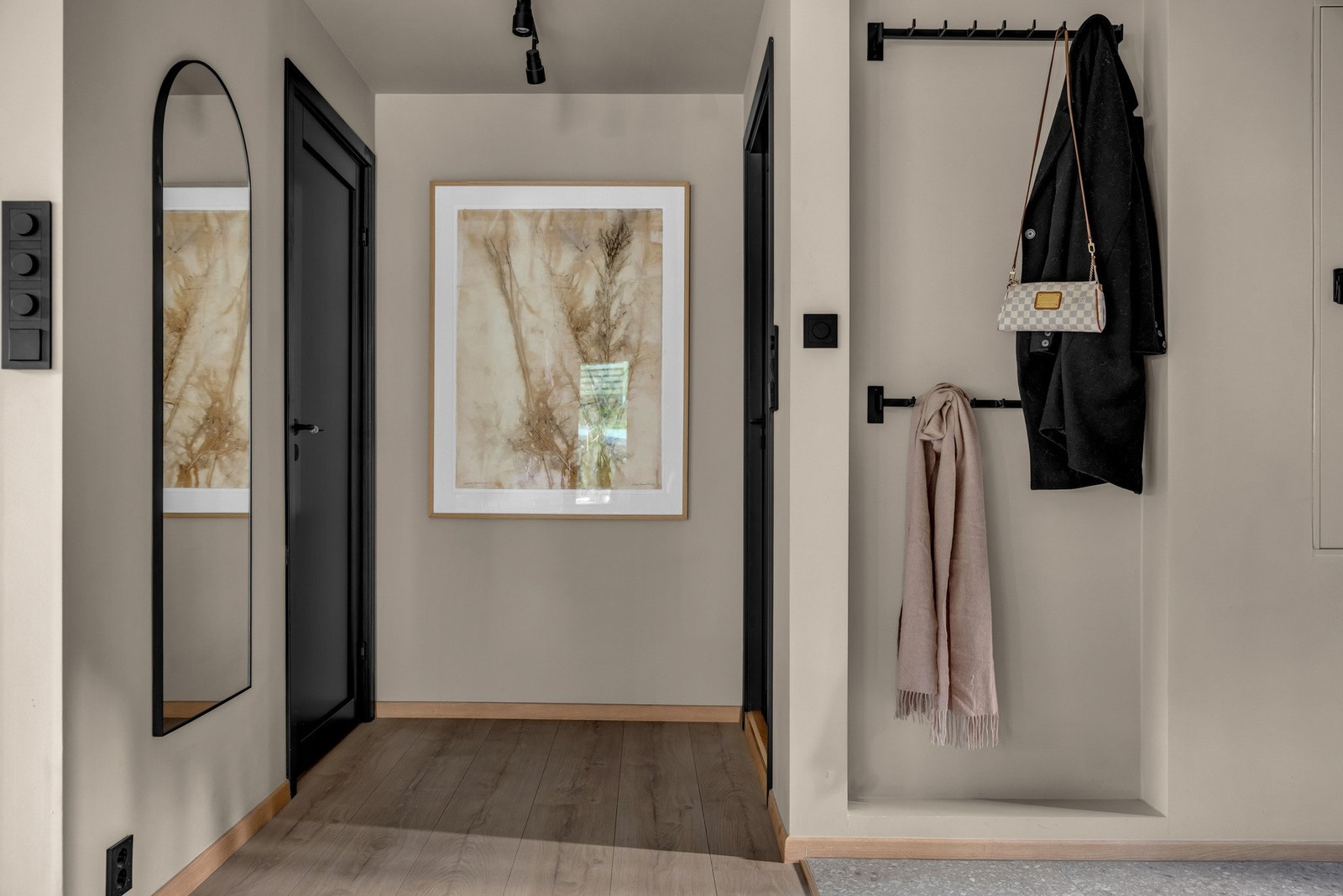 Gulvet som er valgt er i 1-stavs utførelse, som står godt til de delikate overflatene. Galleribilde