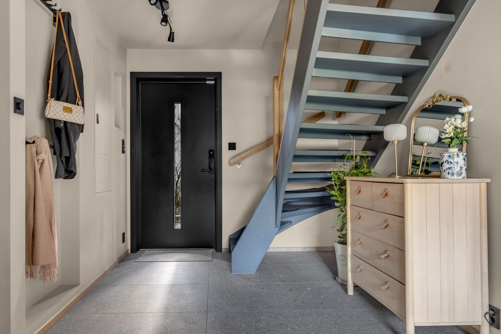 Man ønskes velkommen av en innbydende entré med varme under store, lekre gulvfliser. Galleribilde