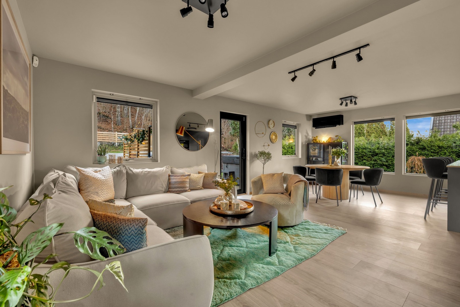 Med vinduer på tre sider får stuen rikelig med naturlig lys. Galleribilde