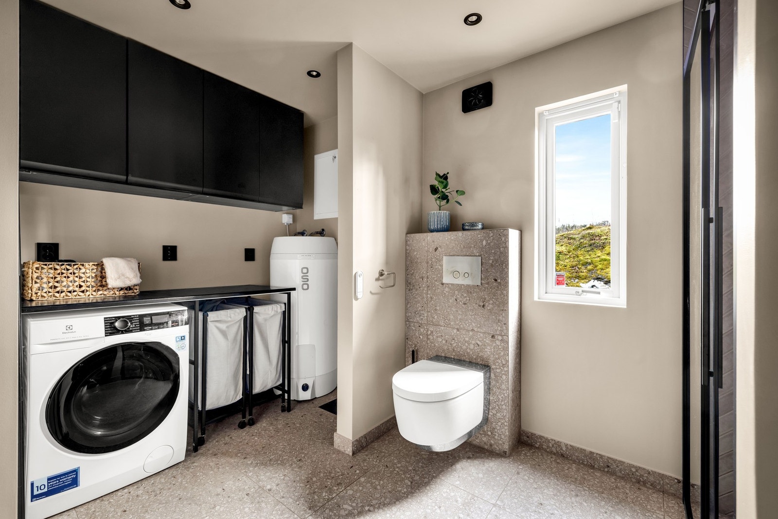 Badet har en egen vaskeromsnisje for enklere hverdager. Galleribilde