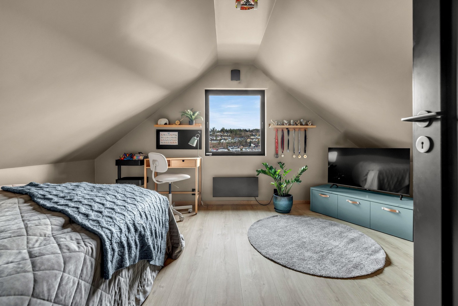 Tre smakfulle soverom er fordelt med ett i 1. etasje og to i 2. etasje. Galleribilde