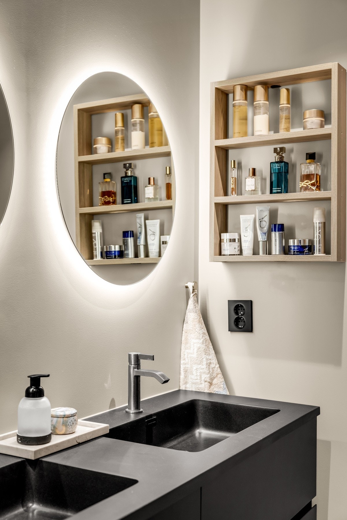 Badet har meget god skap og hylleløsninger for oppbevaring Galleribilde