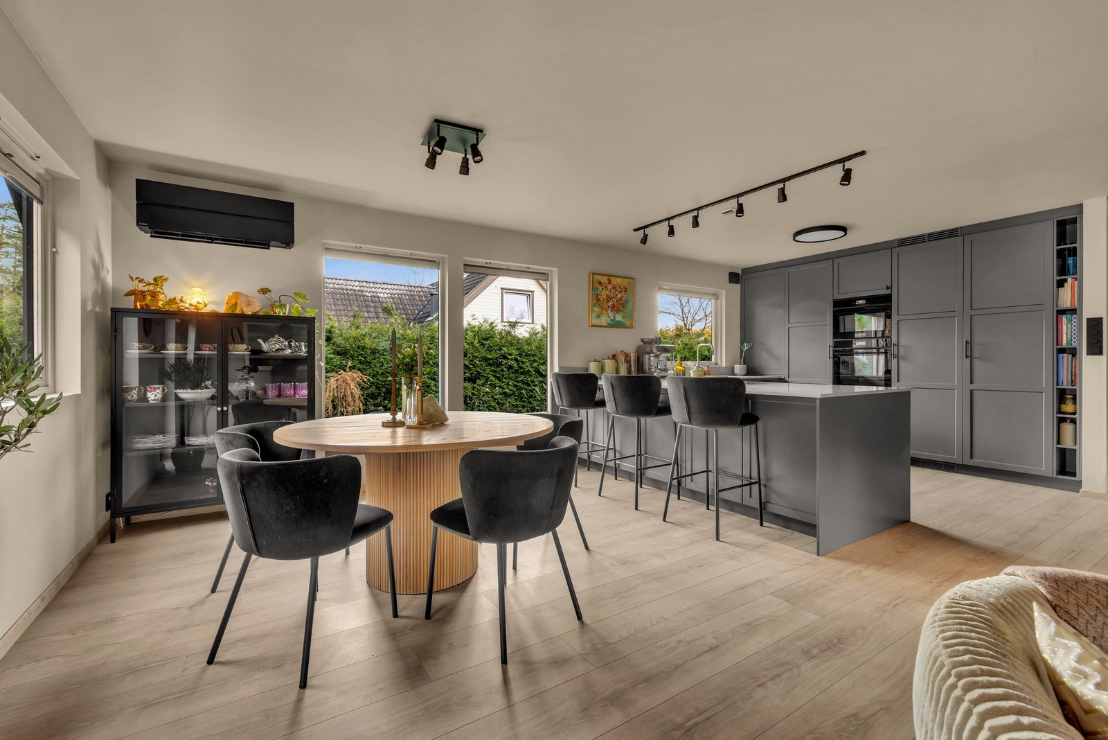 Stuen er naturlig inndelt i ulike soner, og det passer utmerket å innrede med spisebord ved kjøkkeninnredningen. Galleribilde